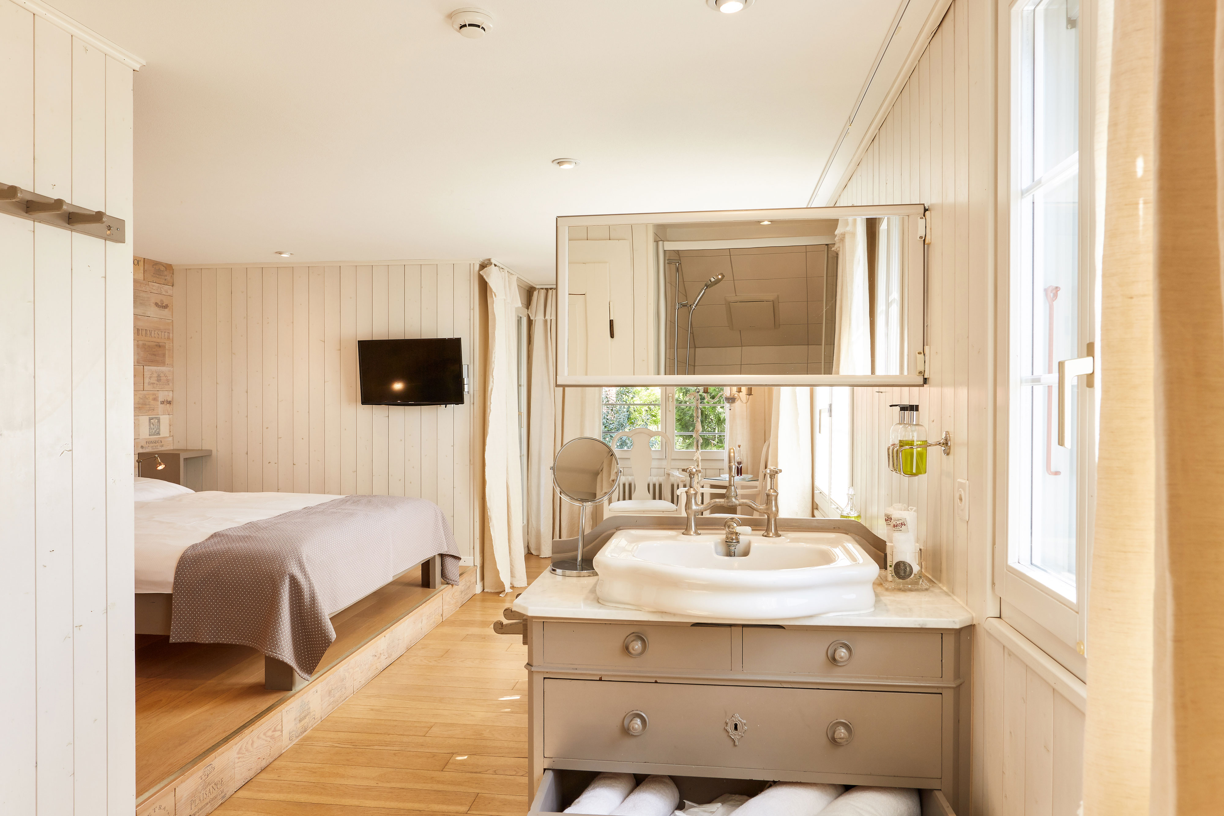 Double Deluxe One Bed