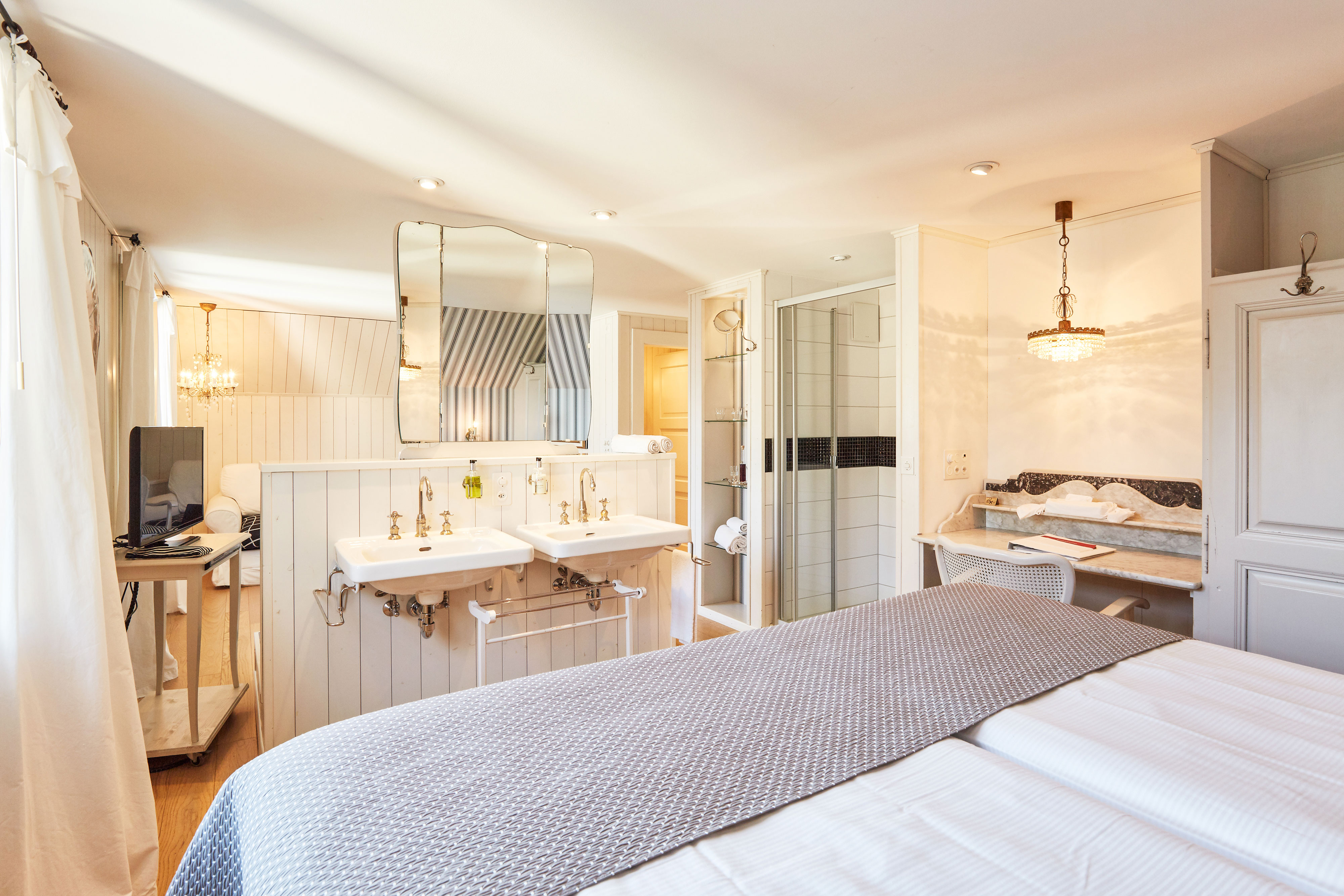 Double Deluxe One Bed