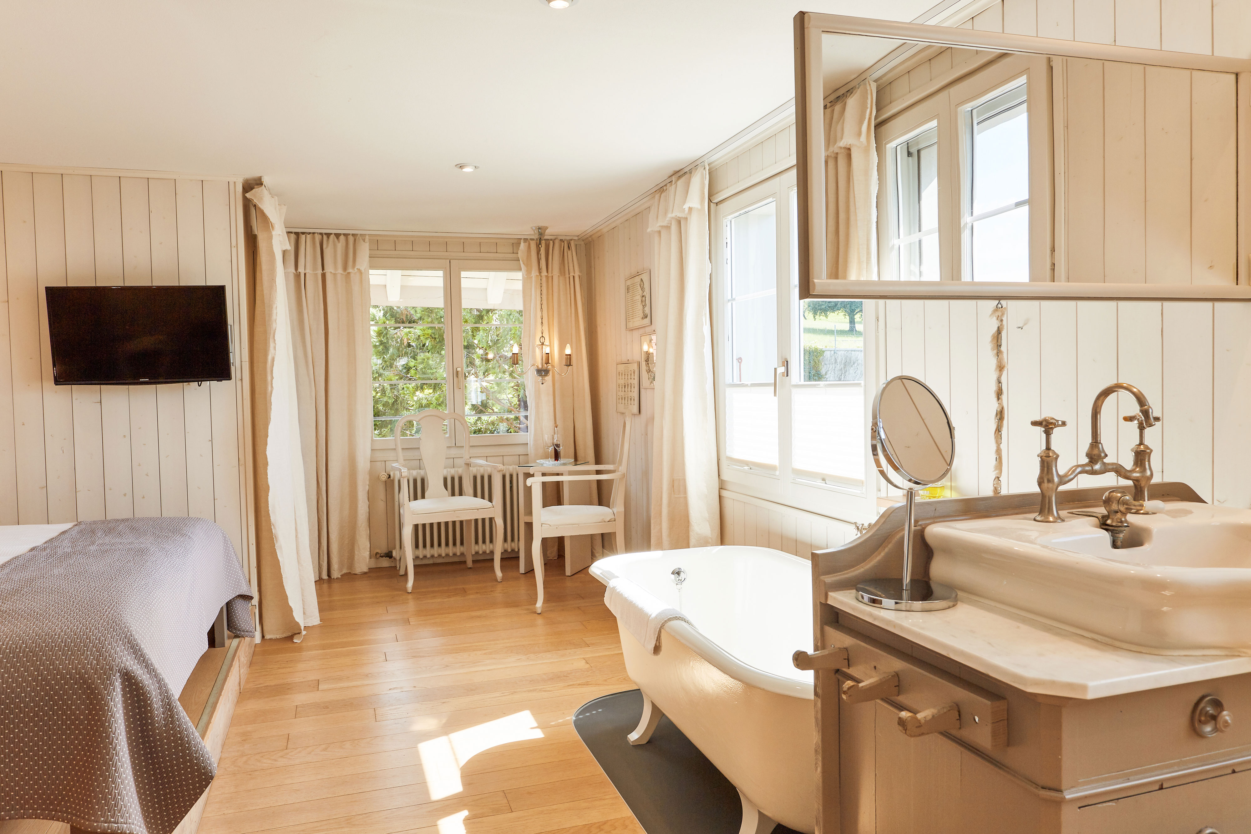 Double Deluxe One Bed