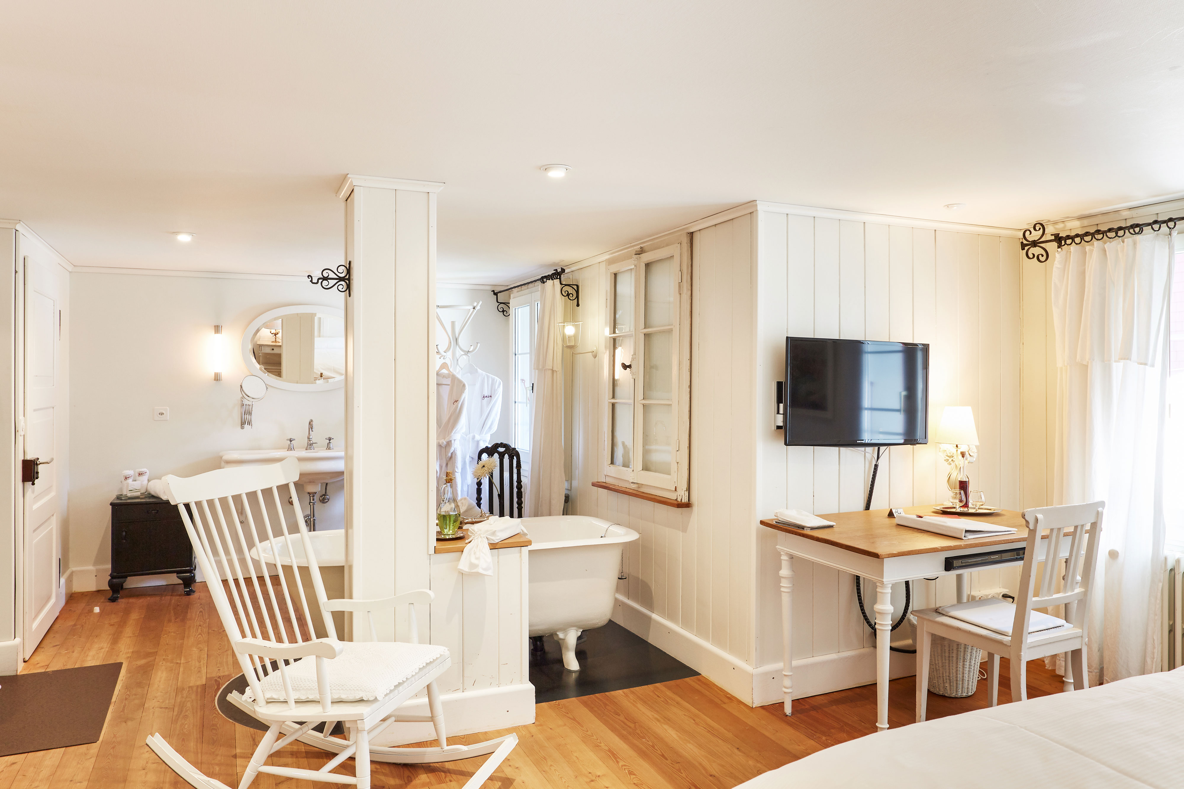 Double Deluxe One Bed