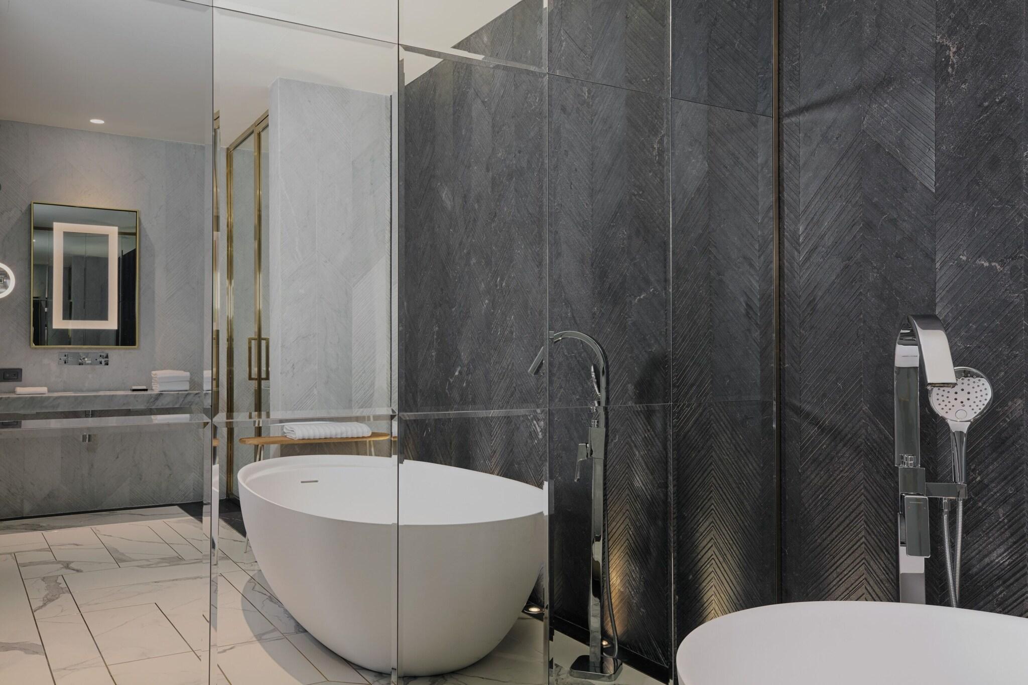 Junior Suite Sea View King Bed