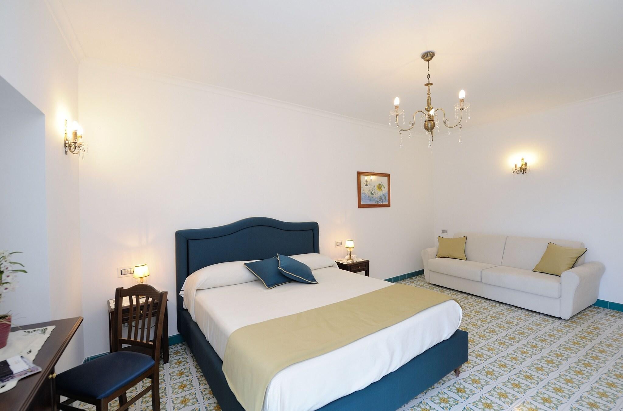 Junior Suite Queen Size Bed