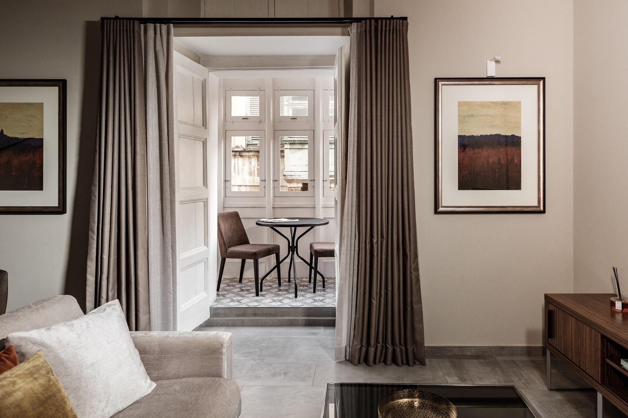 Suite Deluxe Queen Bed