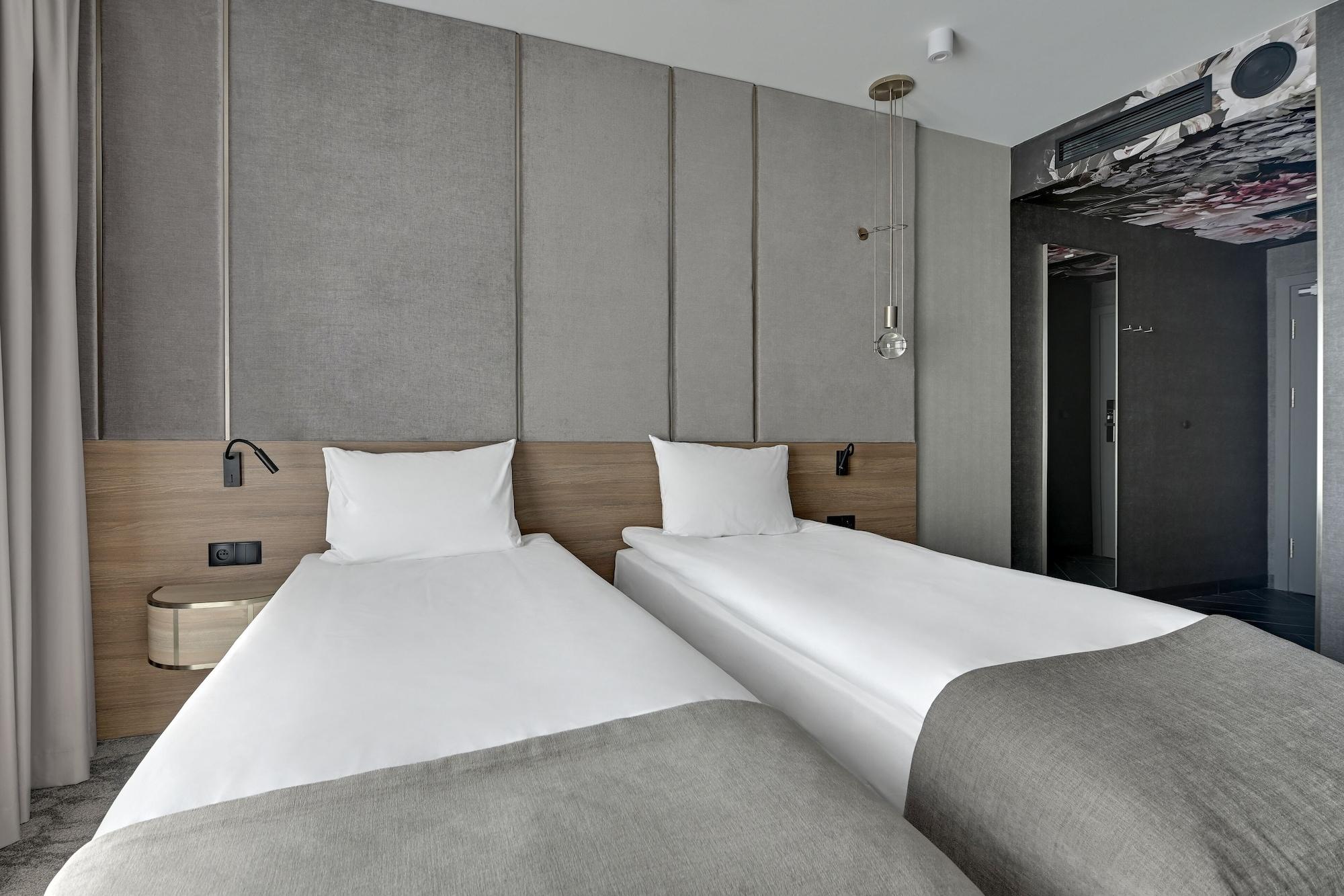 Triple Classic Queen Bed