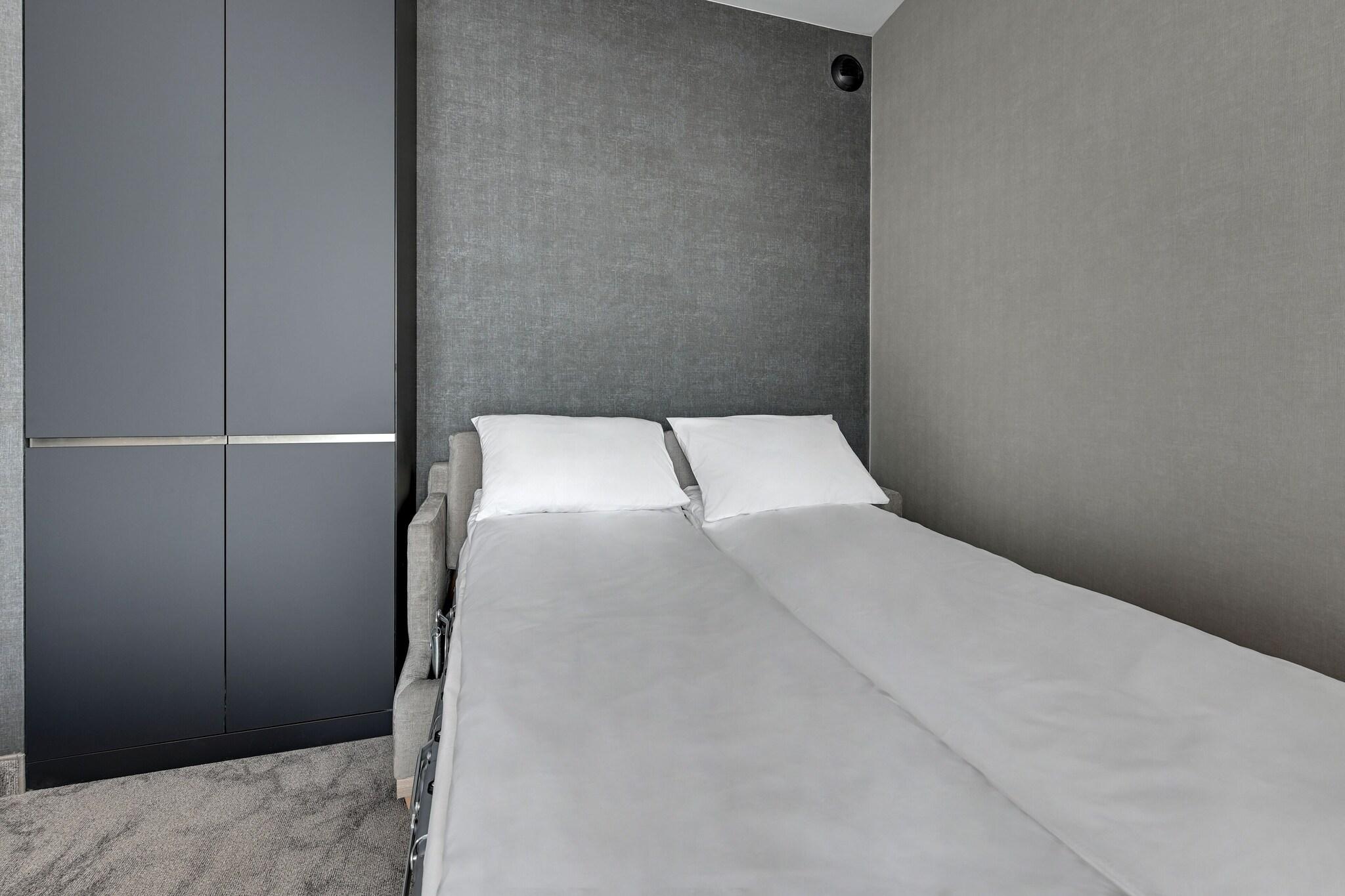 Triple Classic Queen Bed