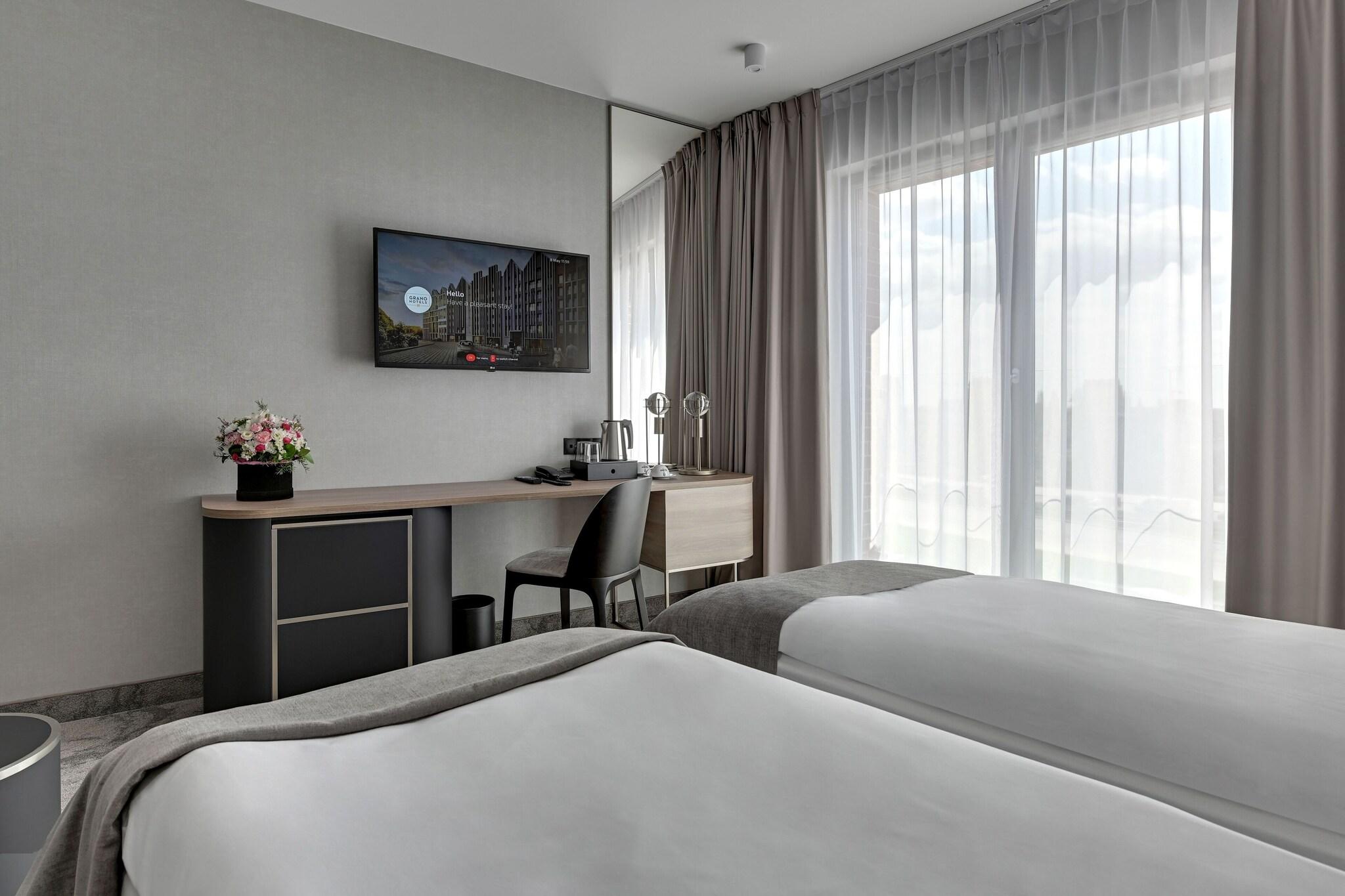 Triple Classic Queen Bed