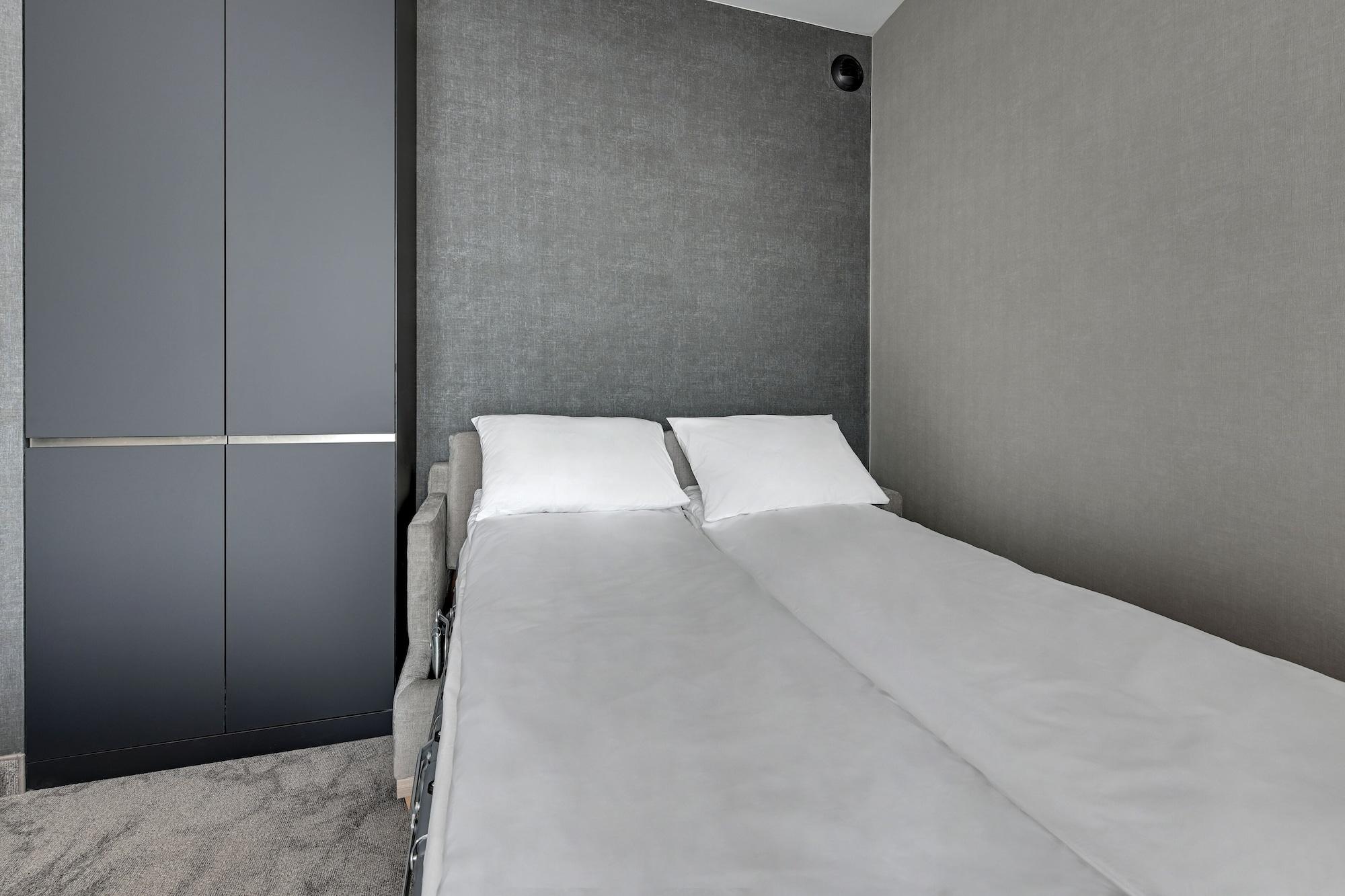 Triple Classic Queen Bed