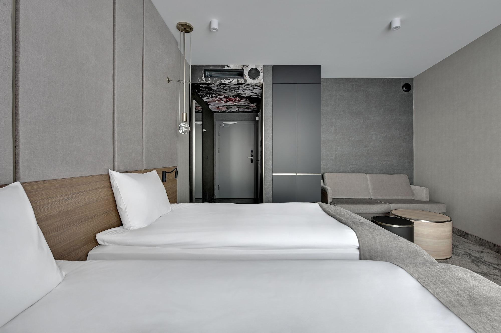 Triple Classic Queen Bed