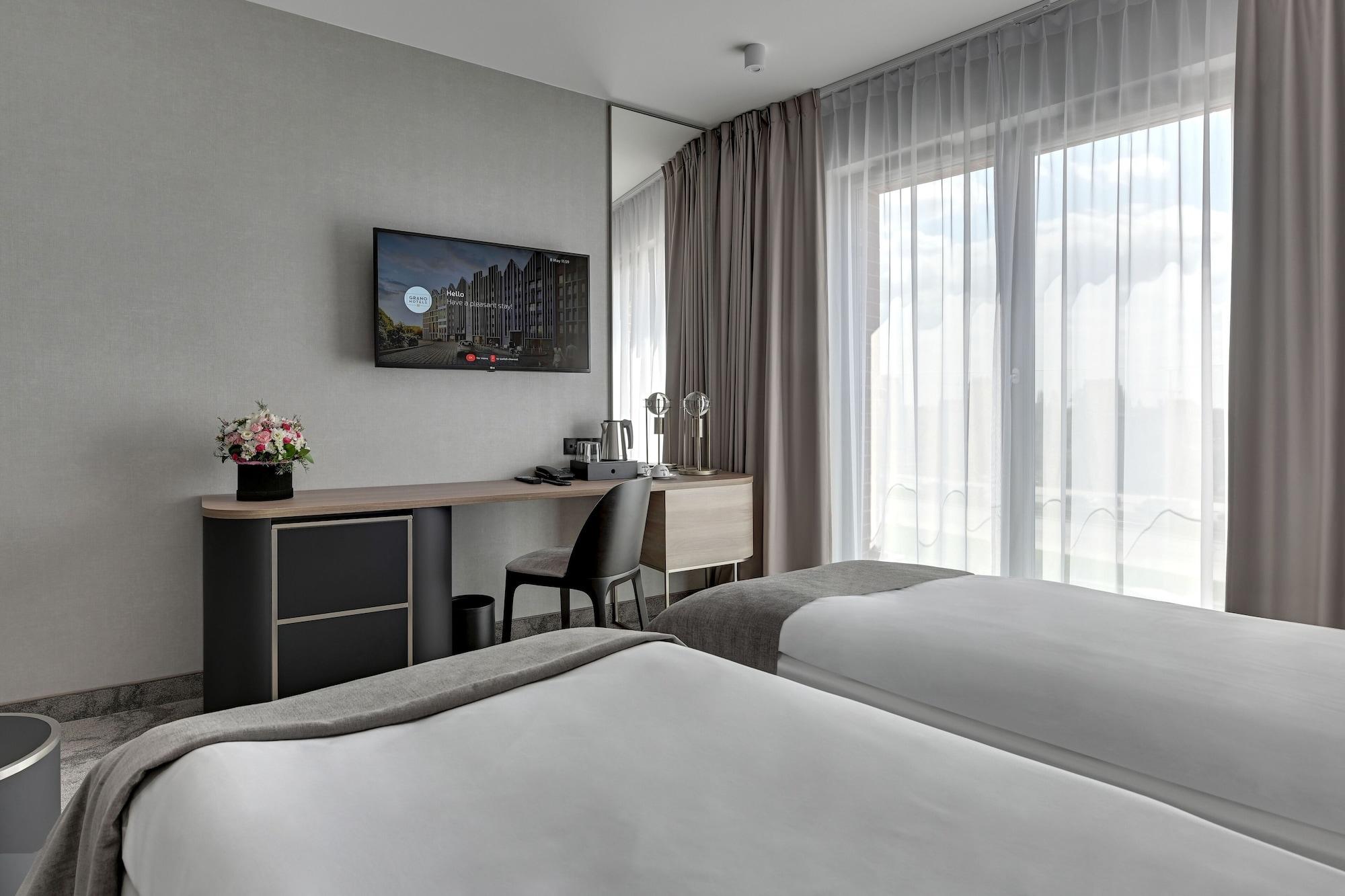 Triple Classic Queen Bed