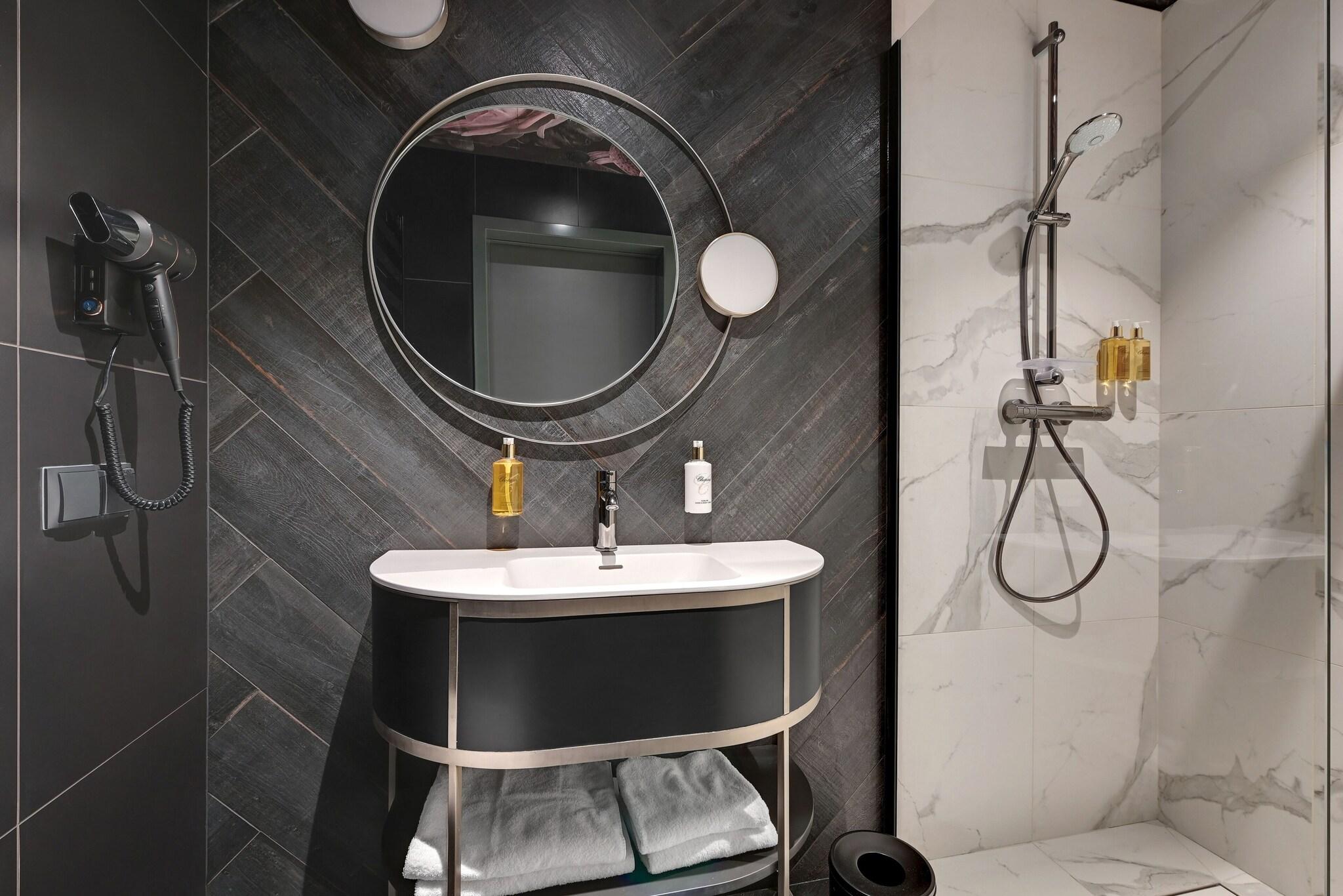 Studio Deluxe Queen Bed