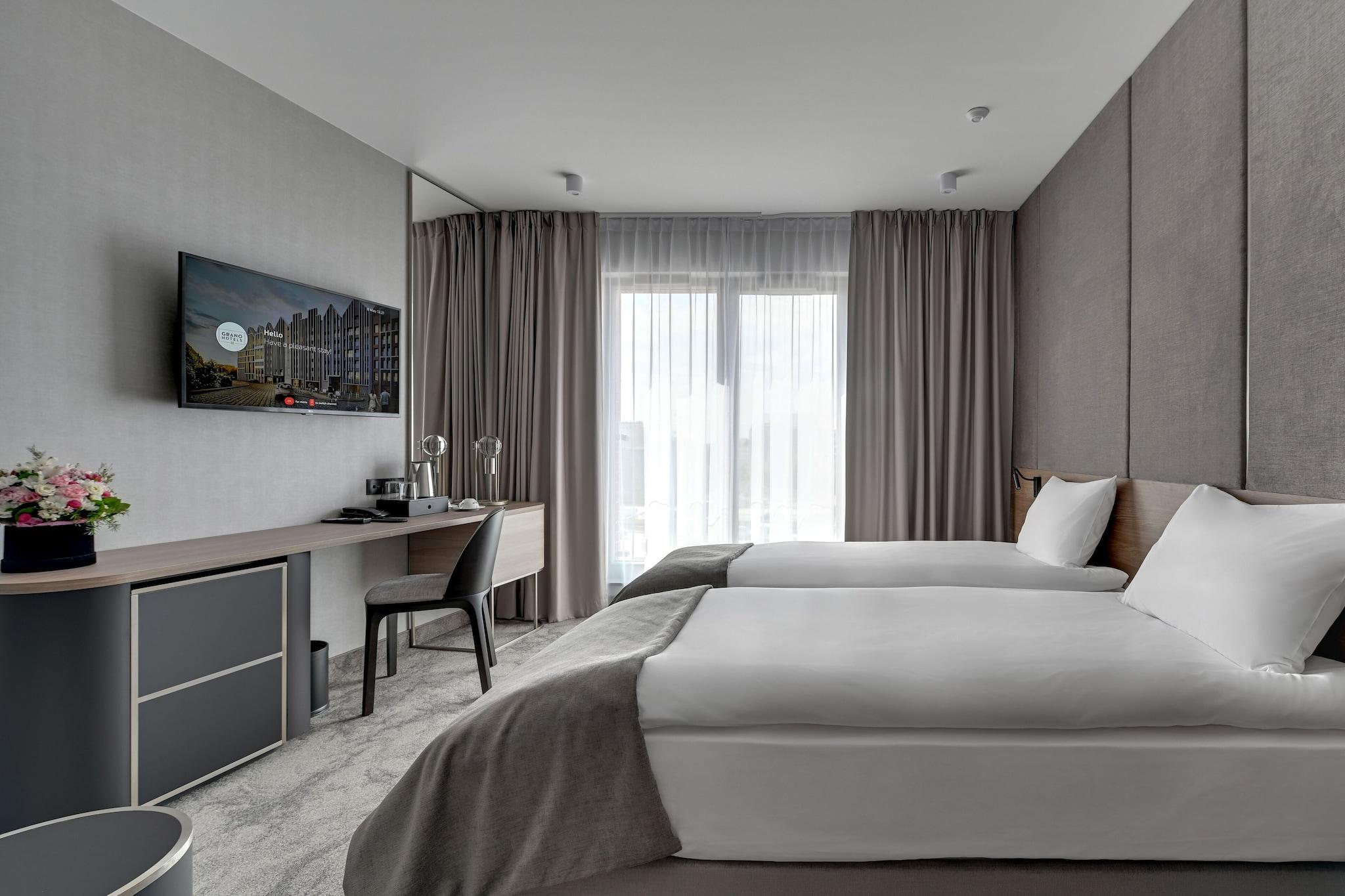 Triple Classic Queen Bed