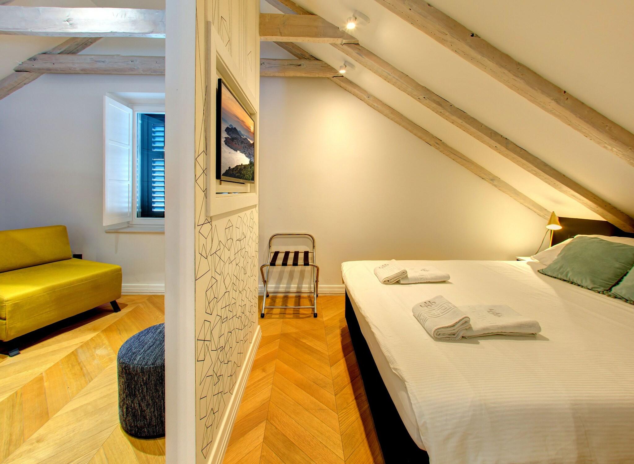 Studio Deluxe Queen Bed