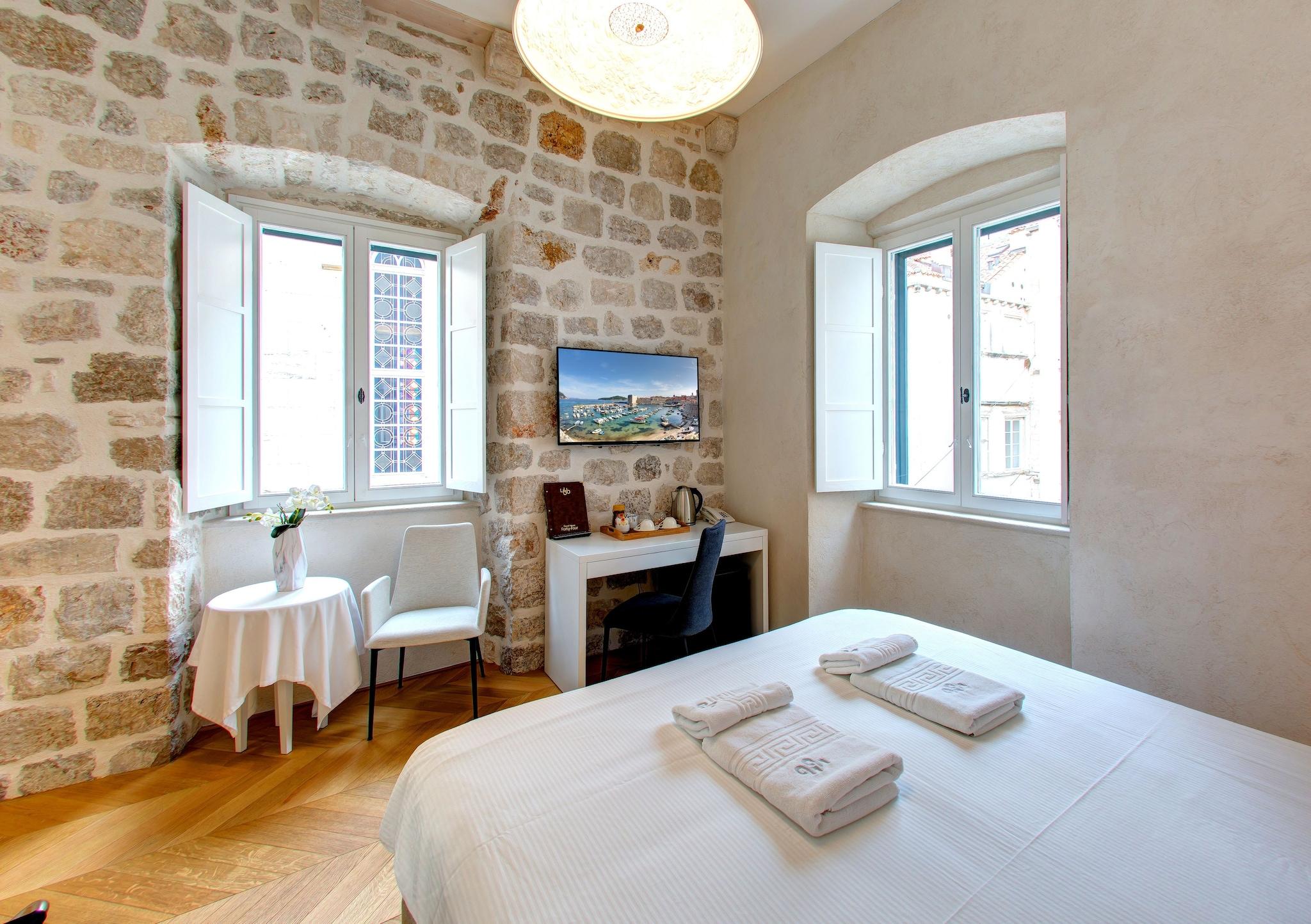 Double Deluxe Queen Bed