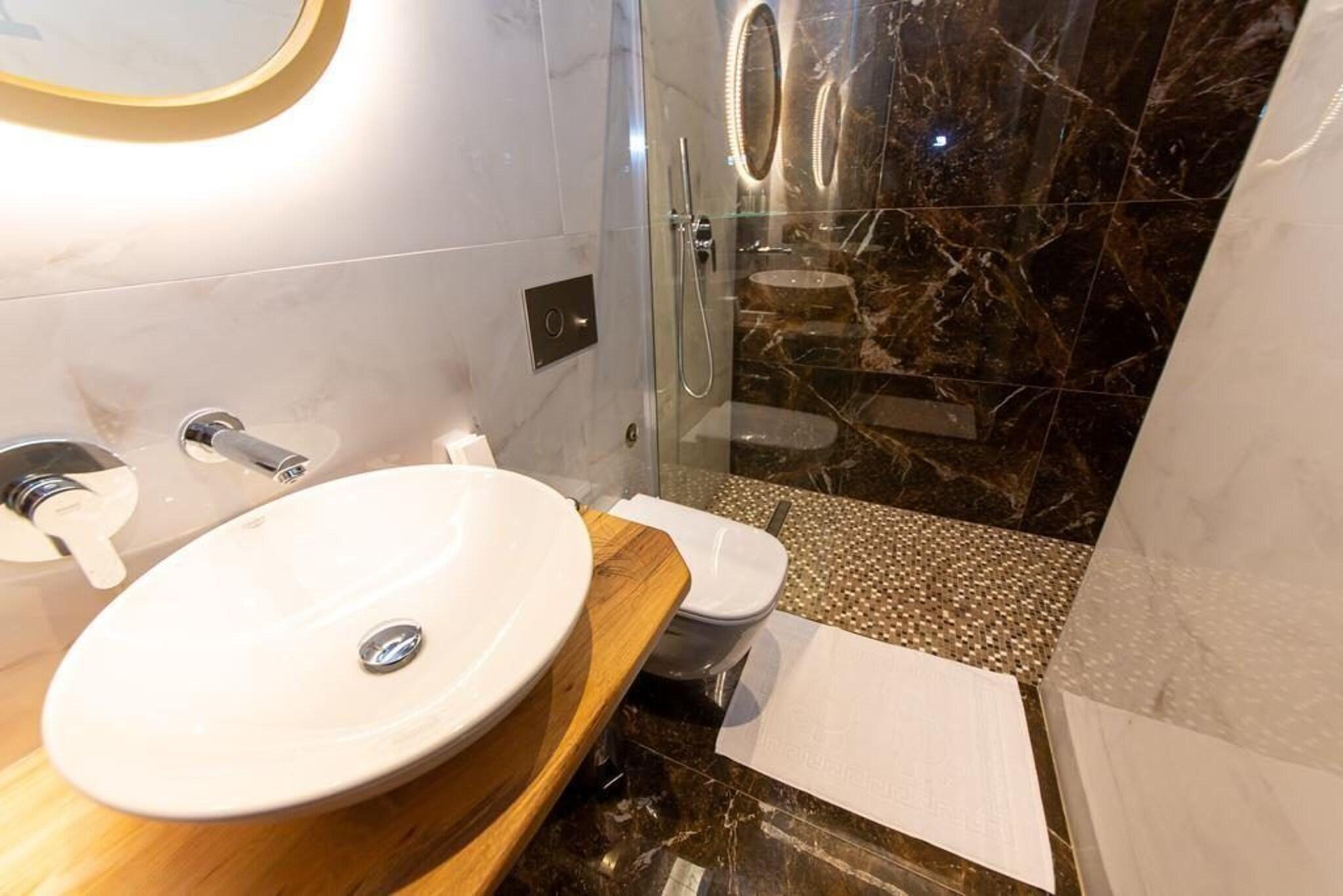 Triple Deluxe Queen Bed