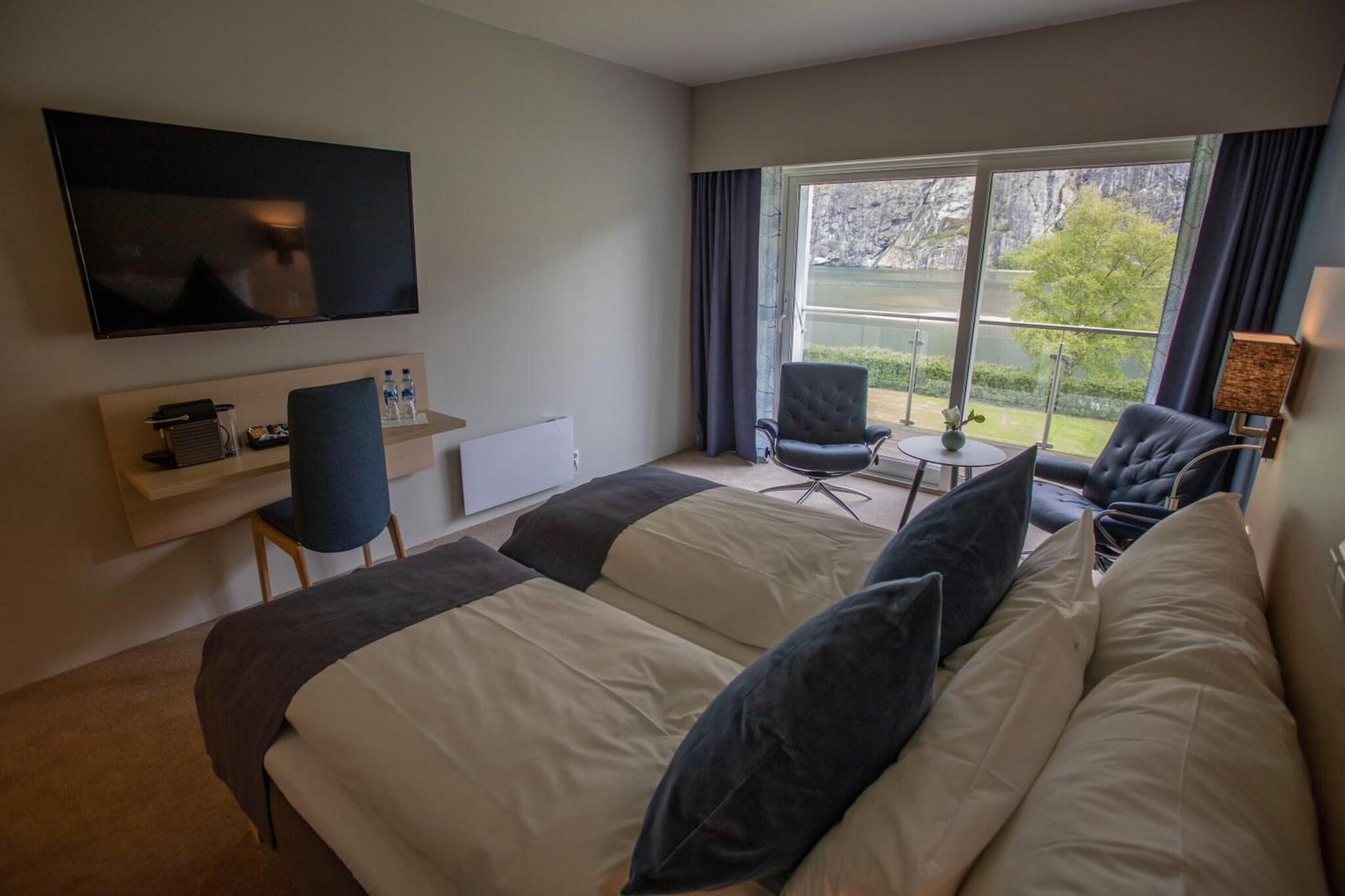 Double Deluxe Queen Bed