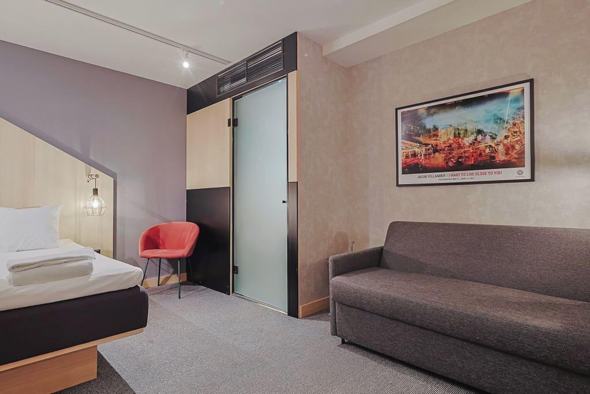 Family Room Inner-king Size Bed