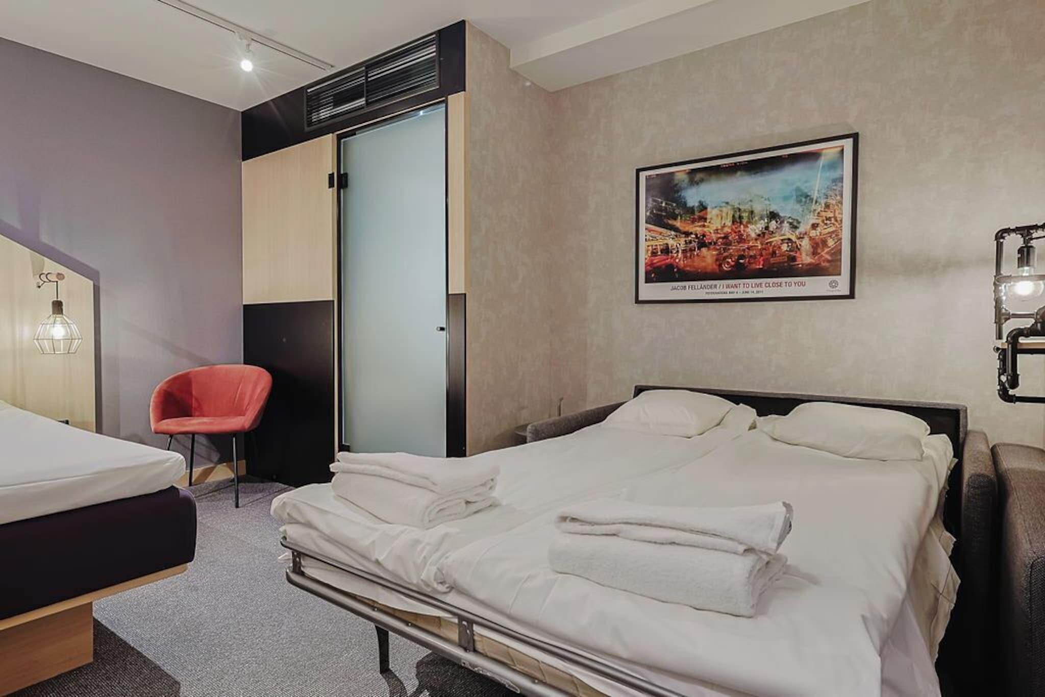 Family Room Inner-king Size Bed