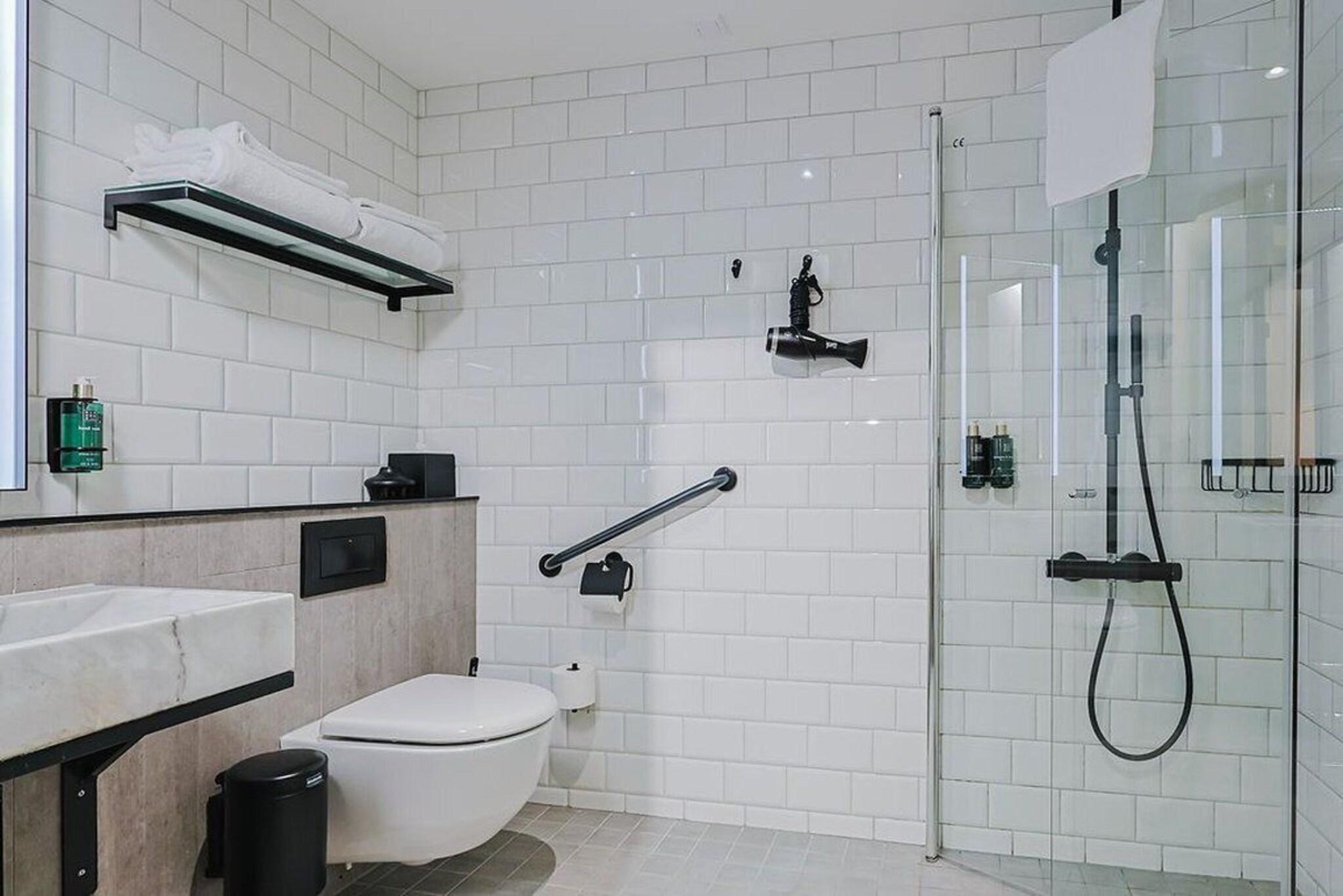 Family Room Inner-king Size Bed