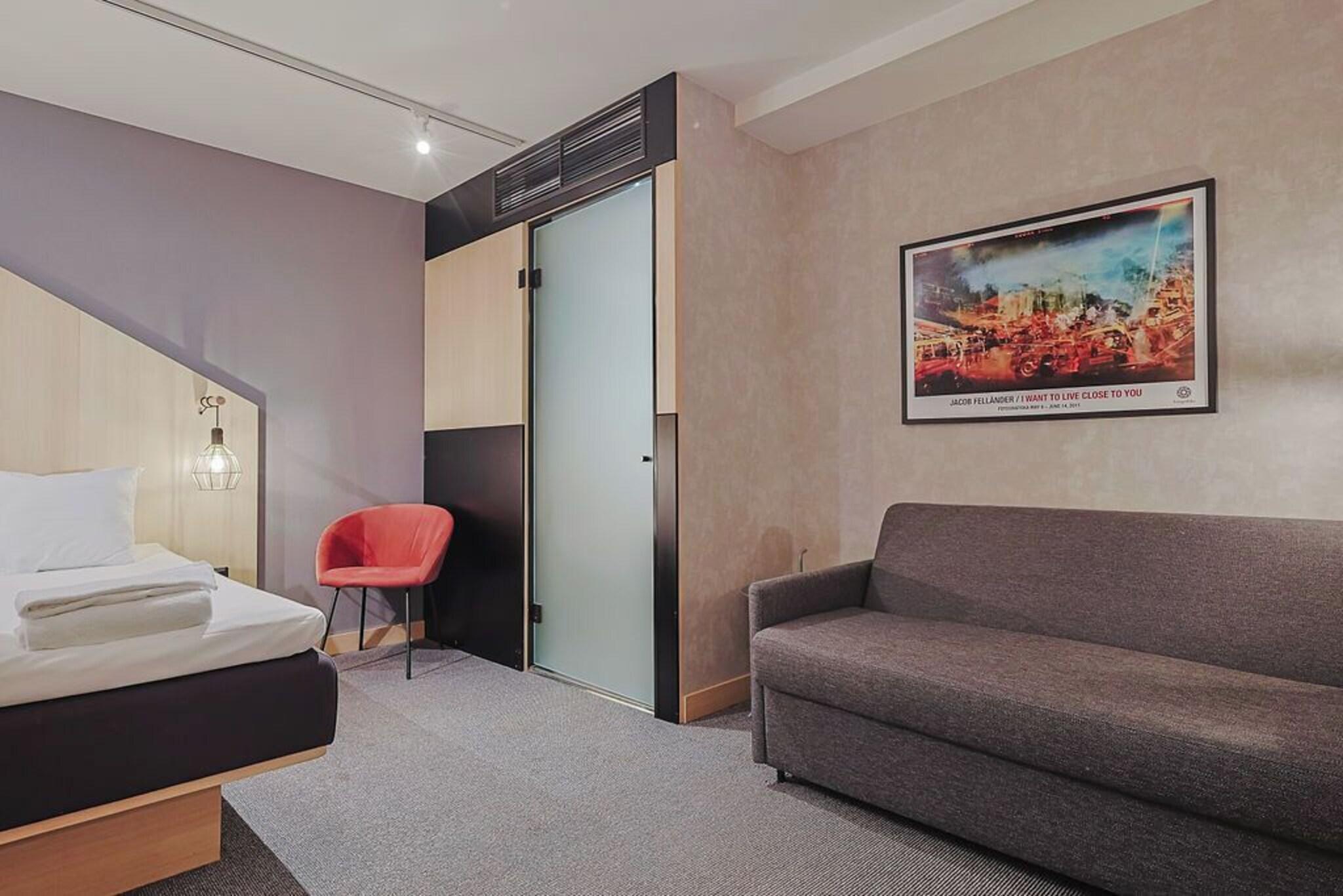 Family Room Inner-king Size Bed