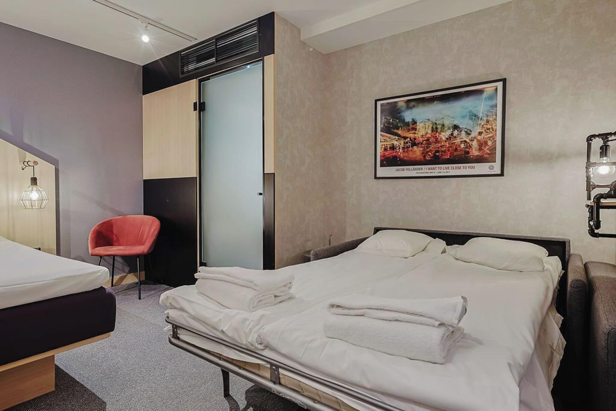 Family Room Inner-king Size Bed