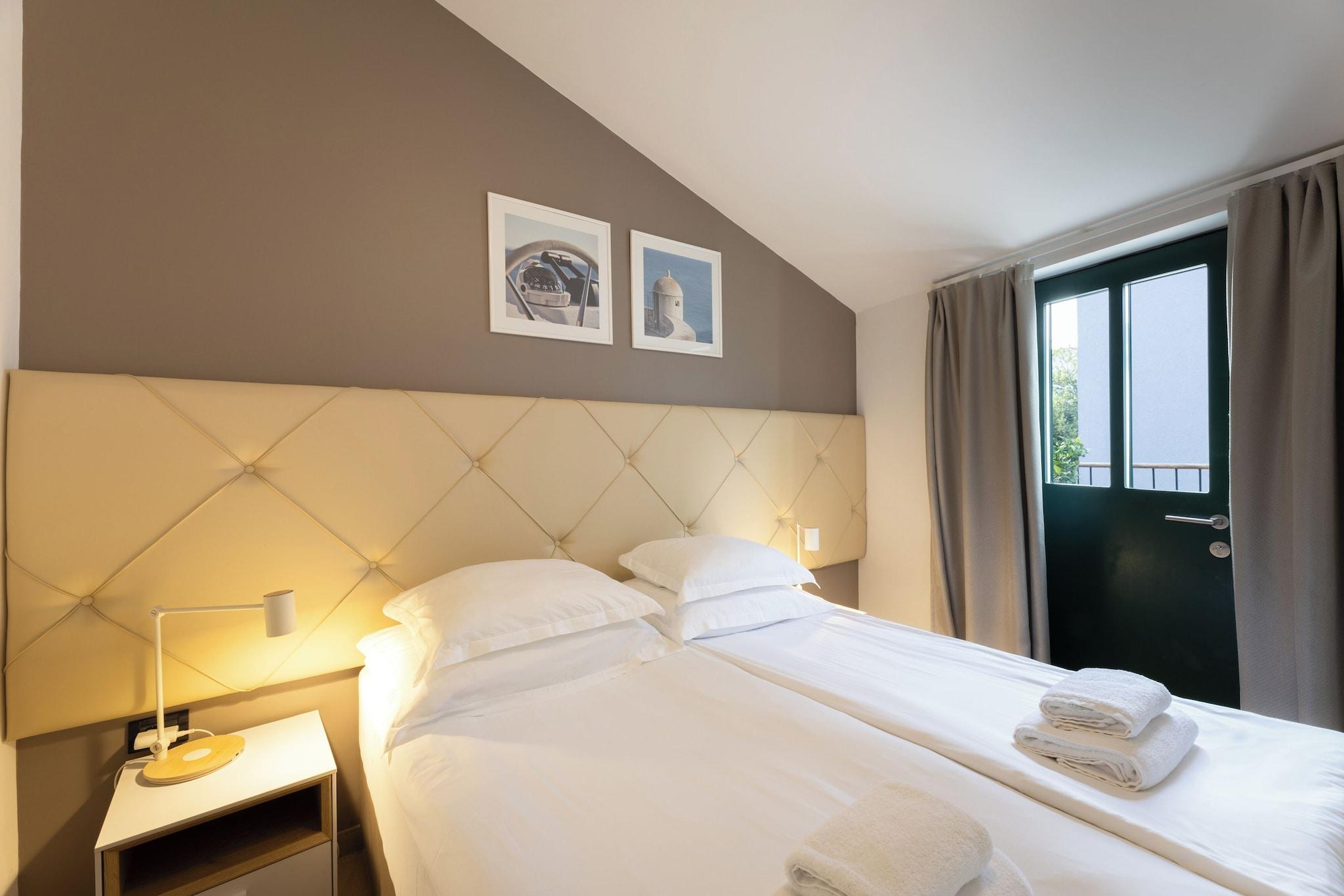 Double Deluxe City View King Bed