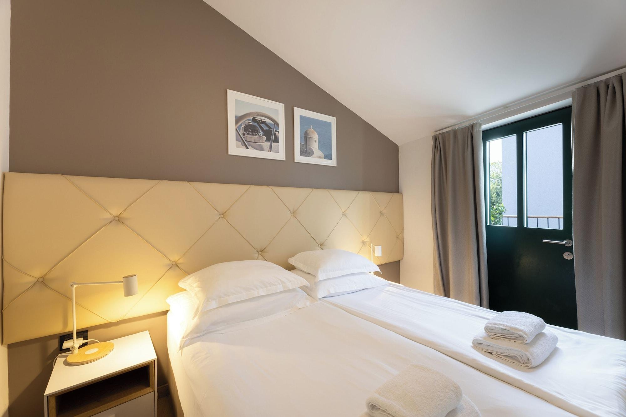 Double Deluxe City View King Bed