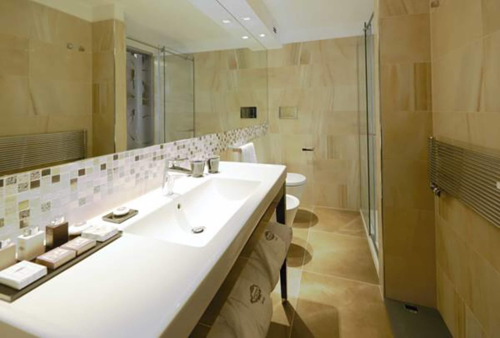 Double Deluxe King Bed