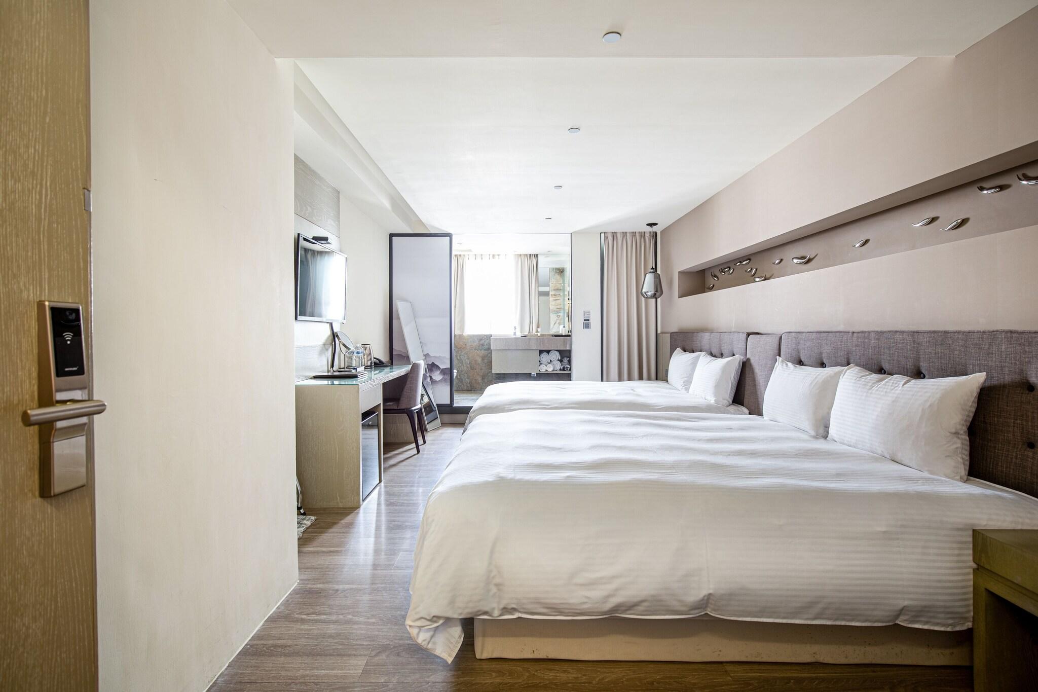 Quadruple Deluxe Two Queen Beds