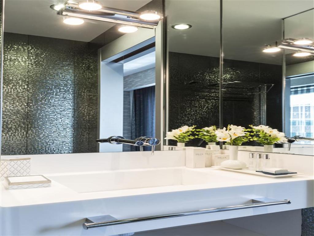 Suite Accessible King Size Bed