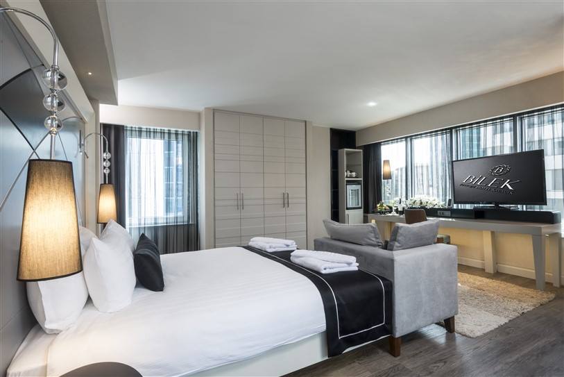 Suite Accessible King Size Bed