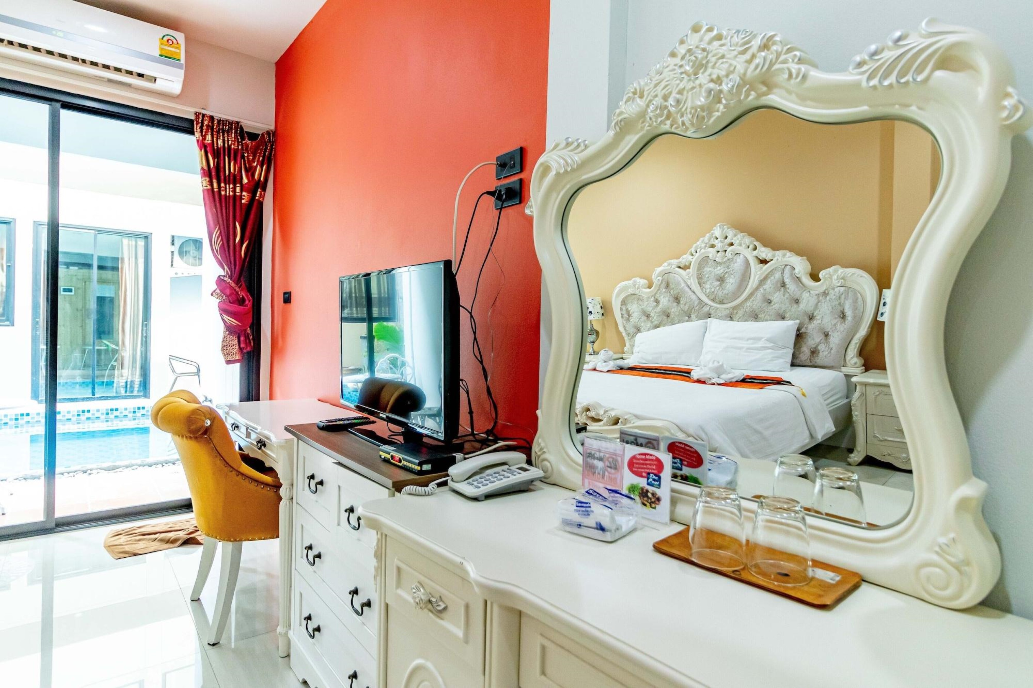 Double Pool View King Bed