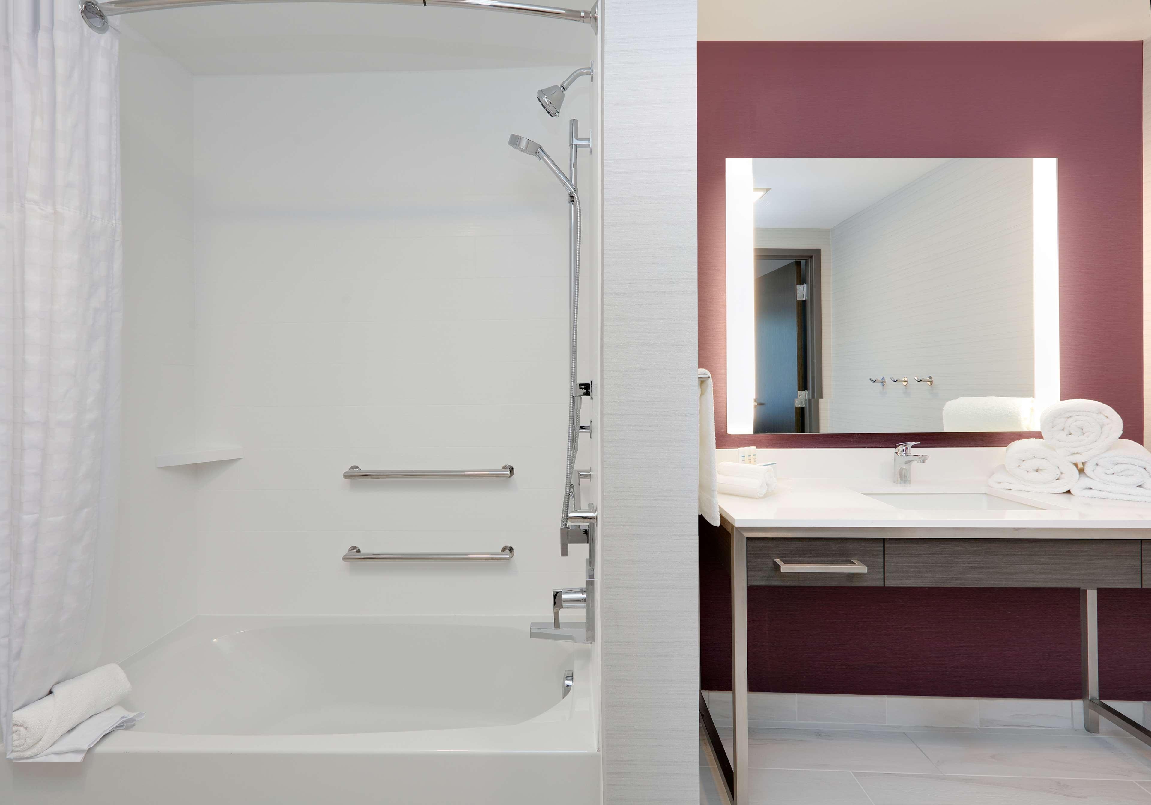 Suite Accessible King Size Bed