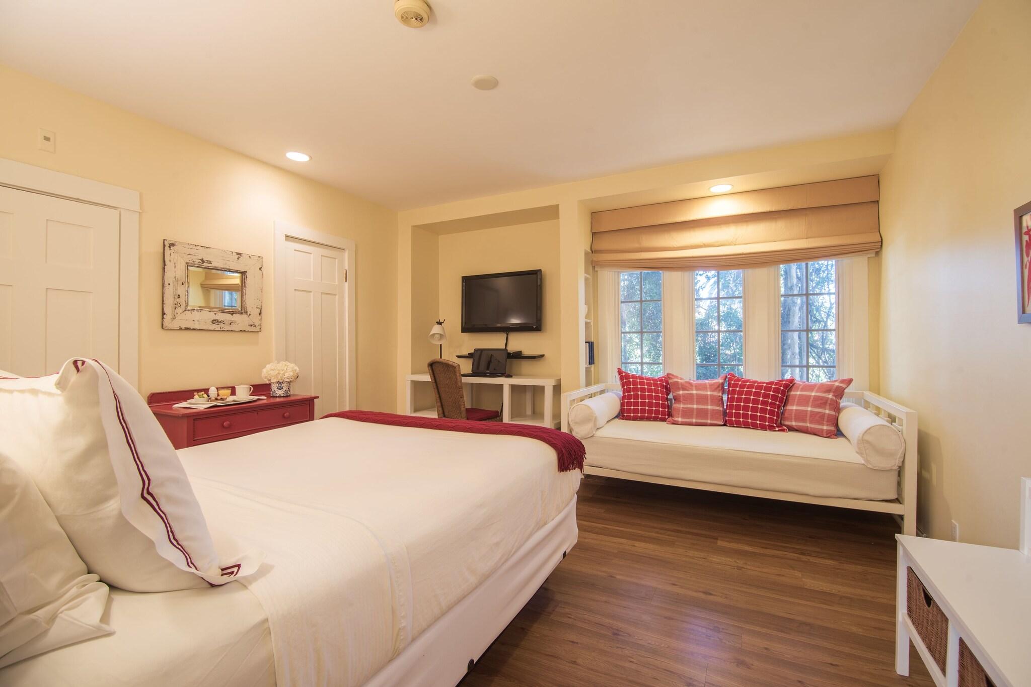 Double Guest Room Queen Bed