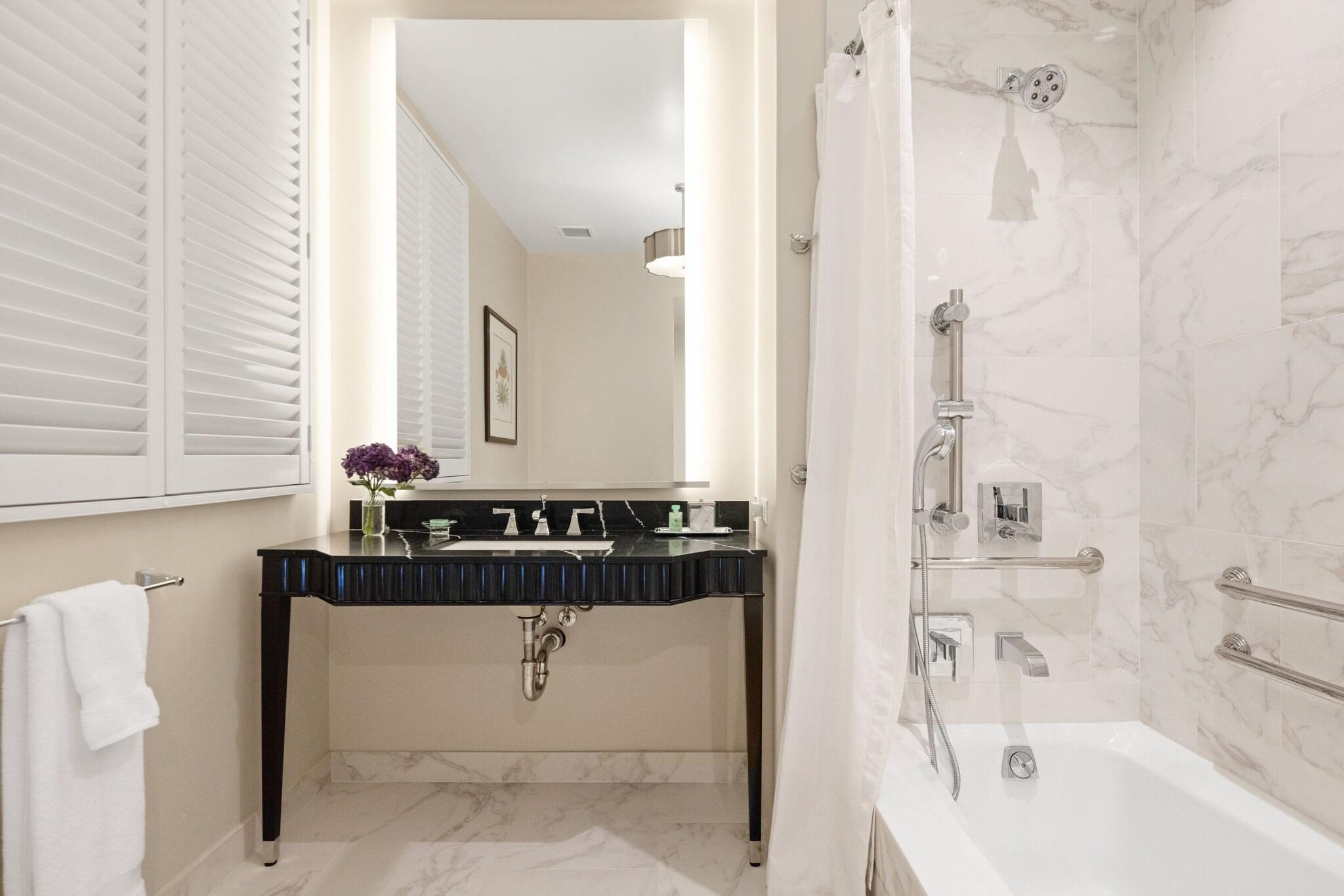 Suite City View King Bed