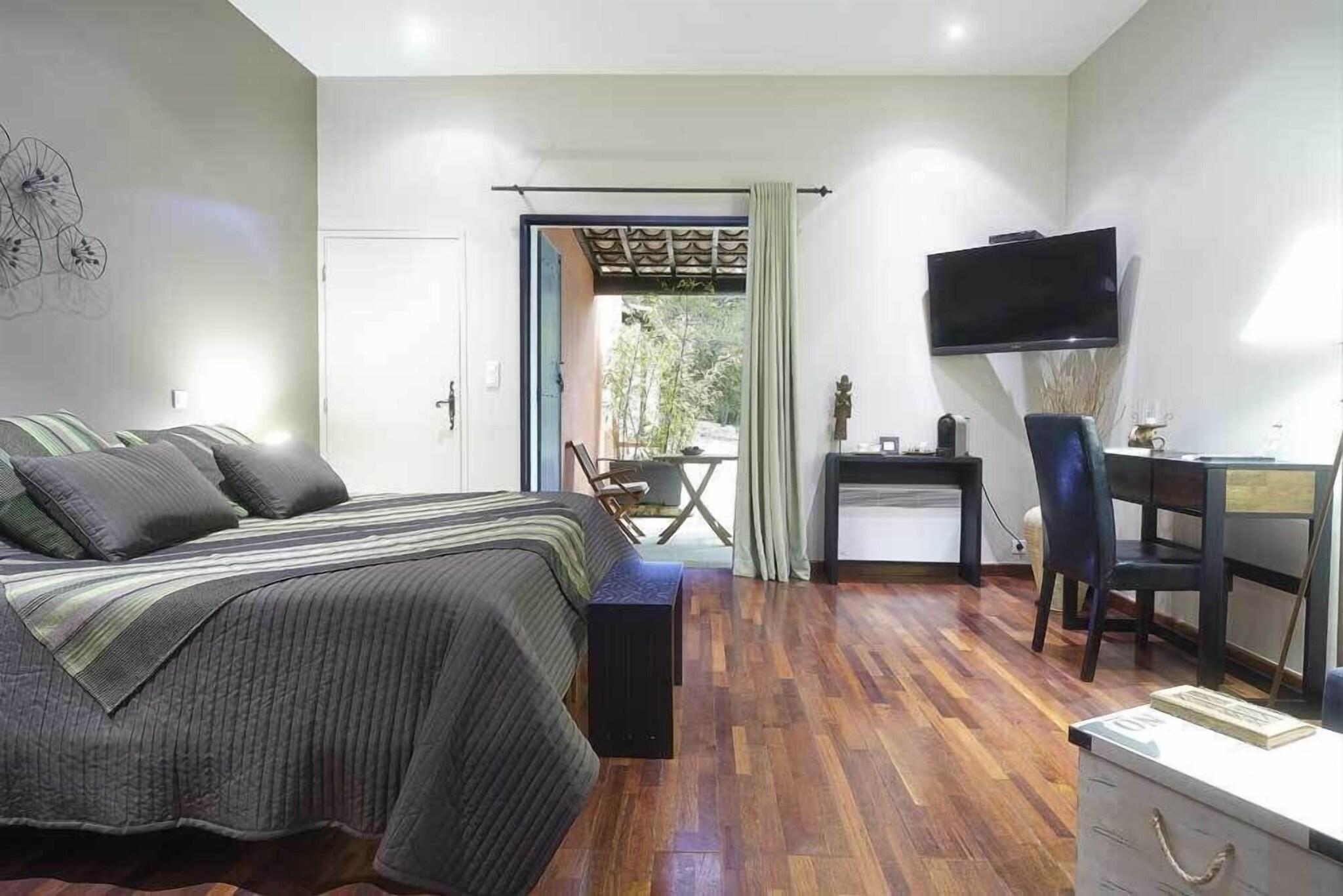 Junior Suite Queen Size Bed