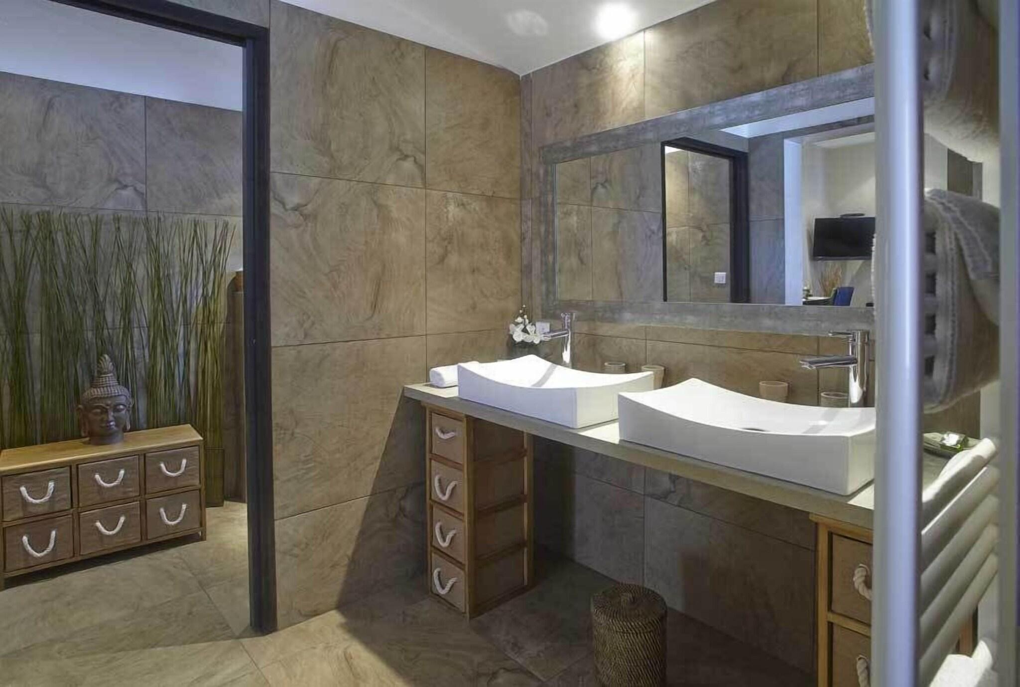 Junior Suite Queen Size Bed