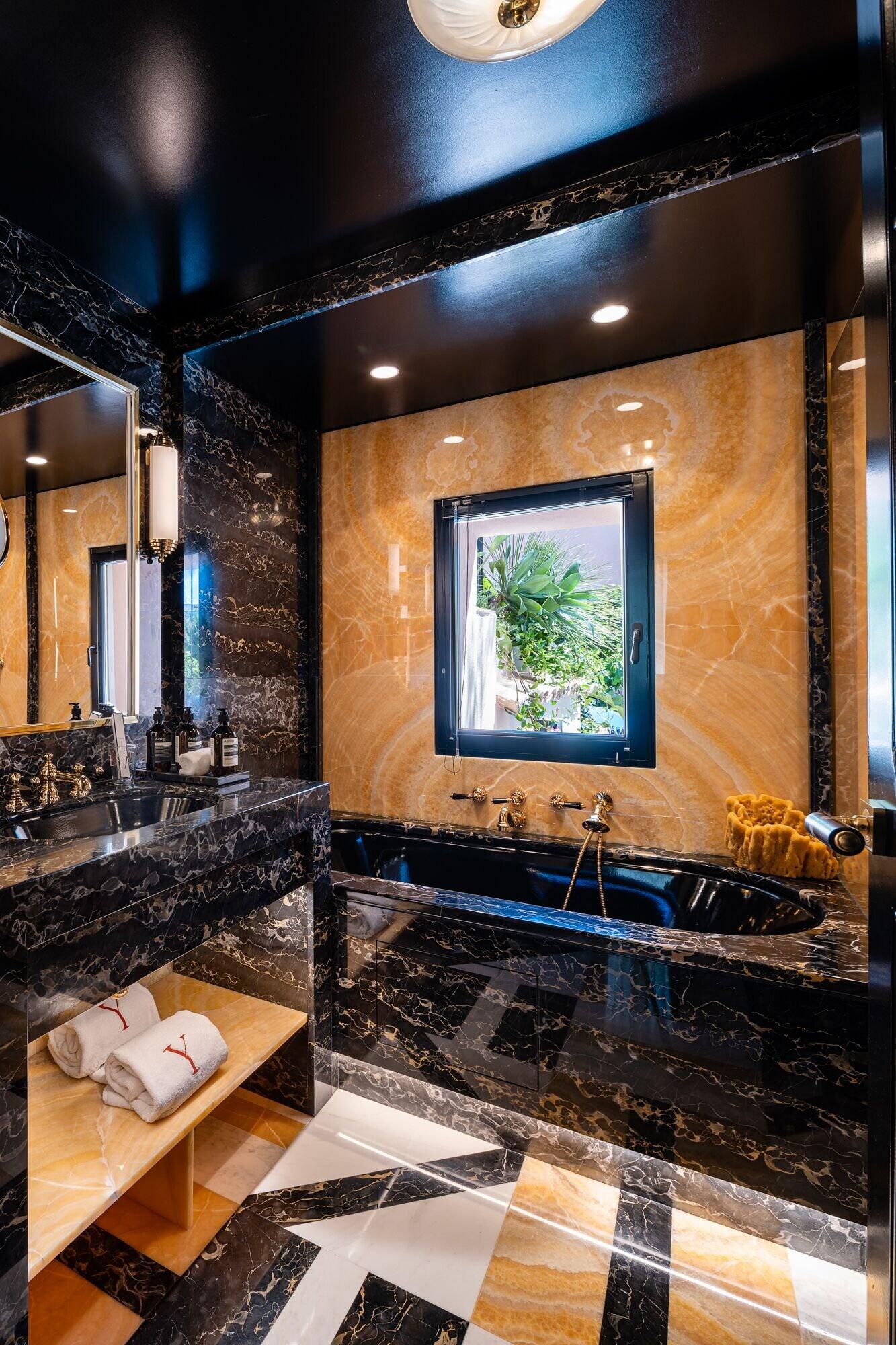 Junior Suite Queen Size Bed