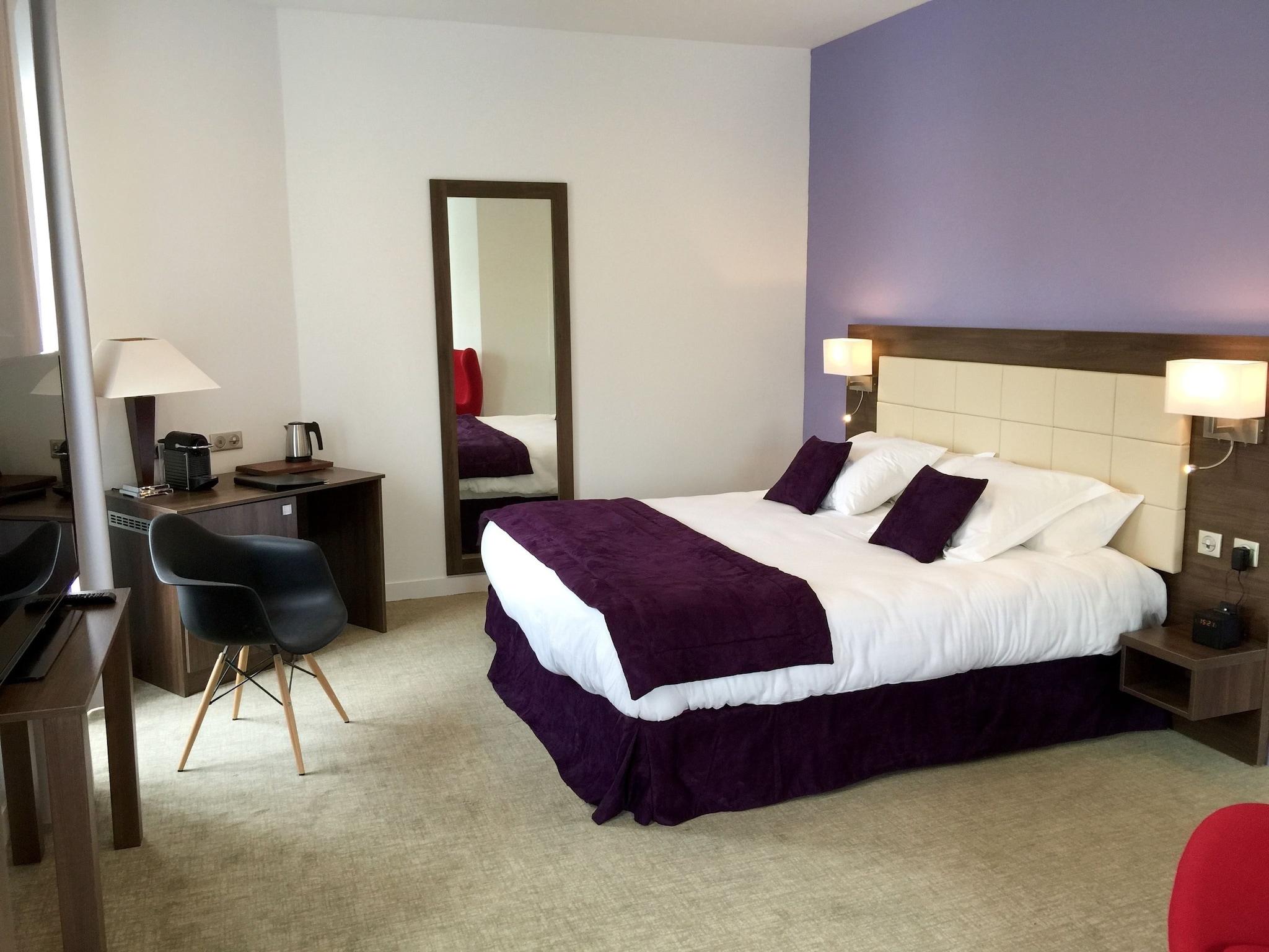 Family Room Queen Size Bed