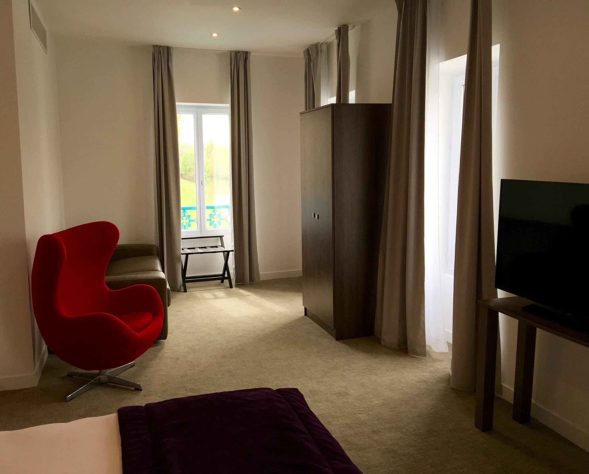 Family Room Queen Size Bed