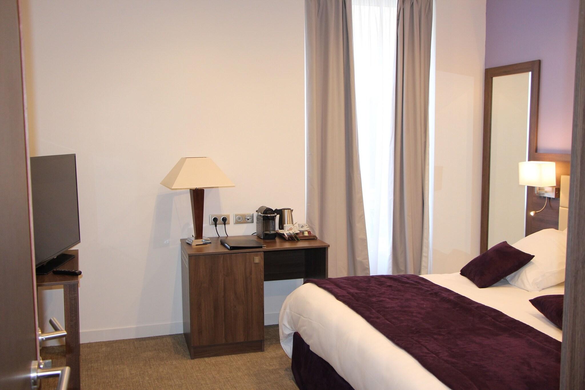 Family Room Queen Size Bed