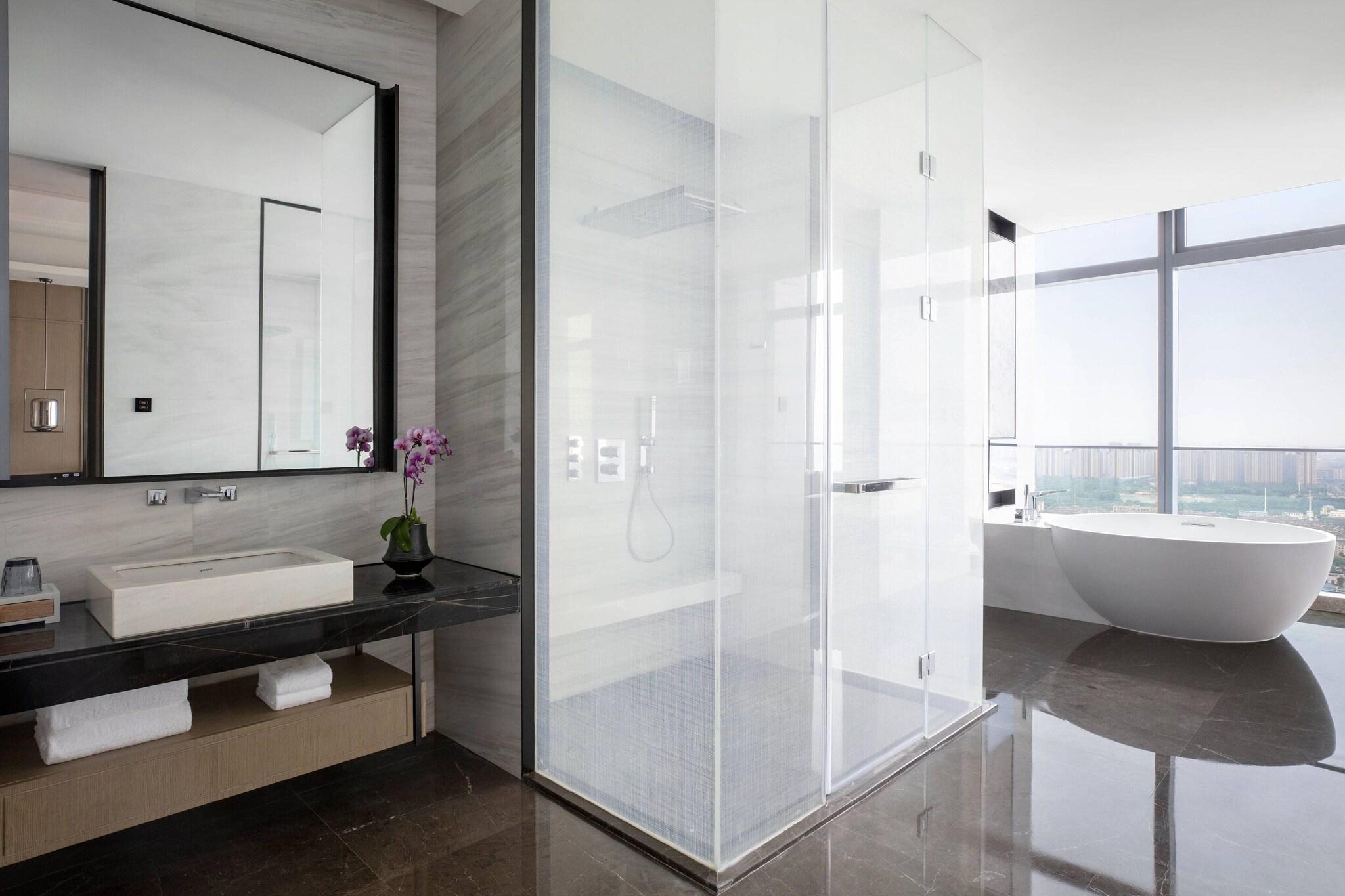 Suite City View King Bed