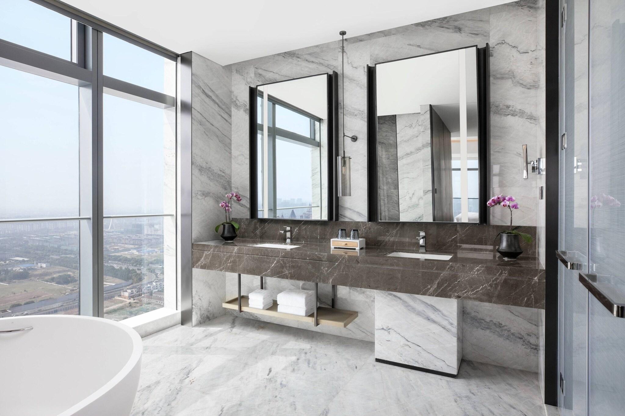 Suite City View King Bed