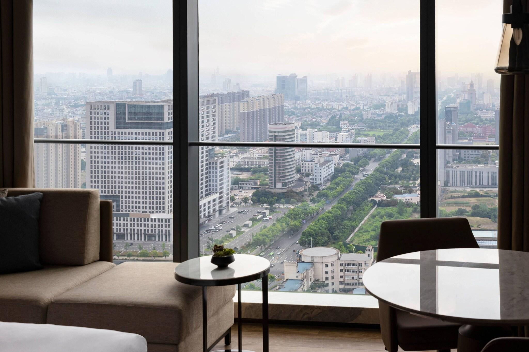 Suite City View King Bed