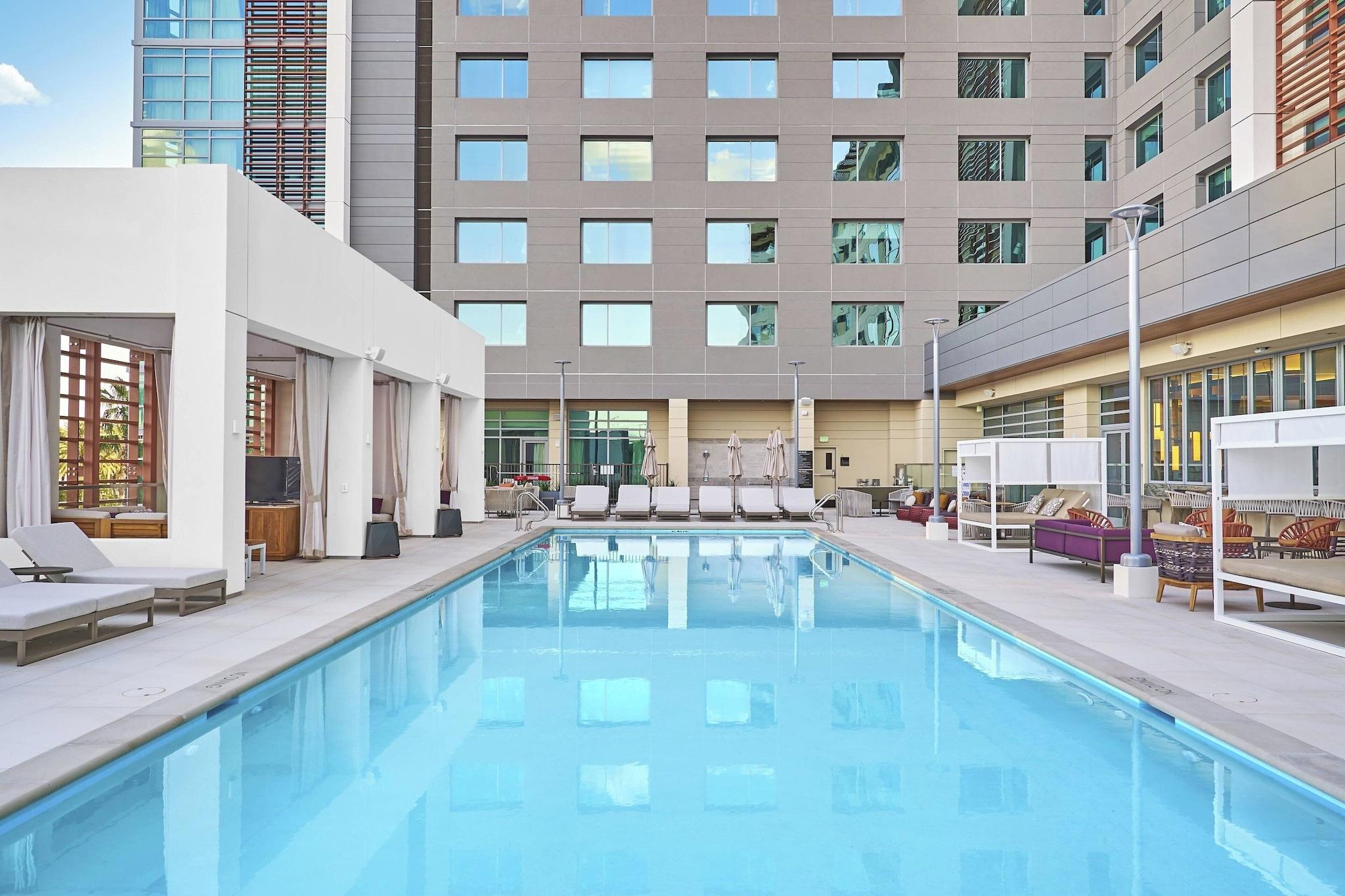 Quadruple Deluxe Pool View