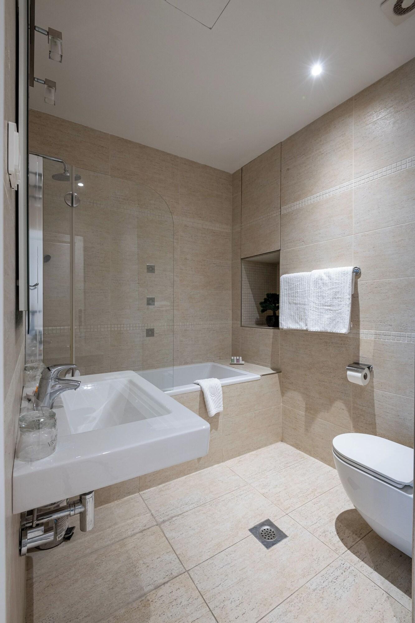 Studio Deluxe Queen Bed