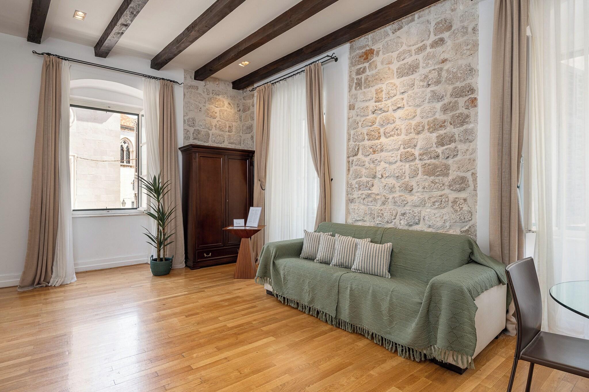 Studio Deluxe Queen Bed