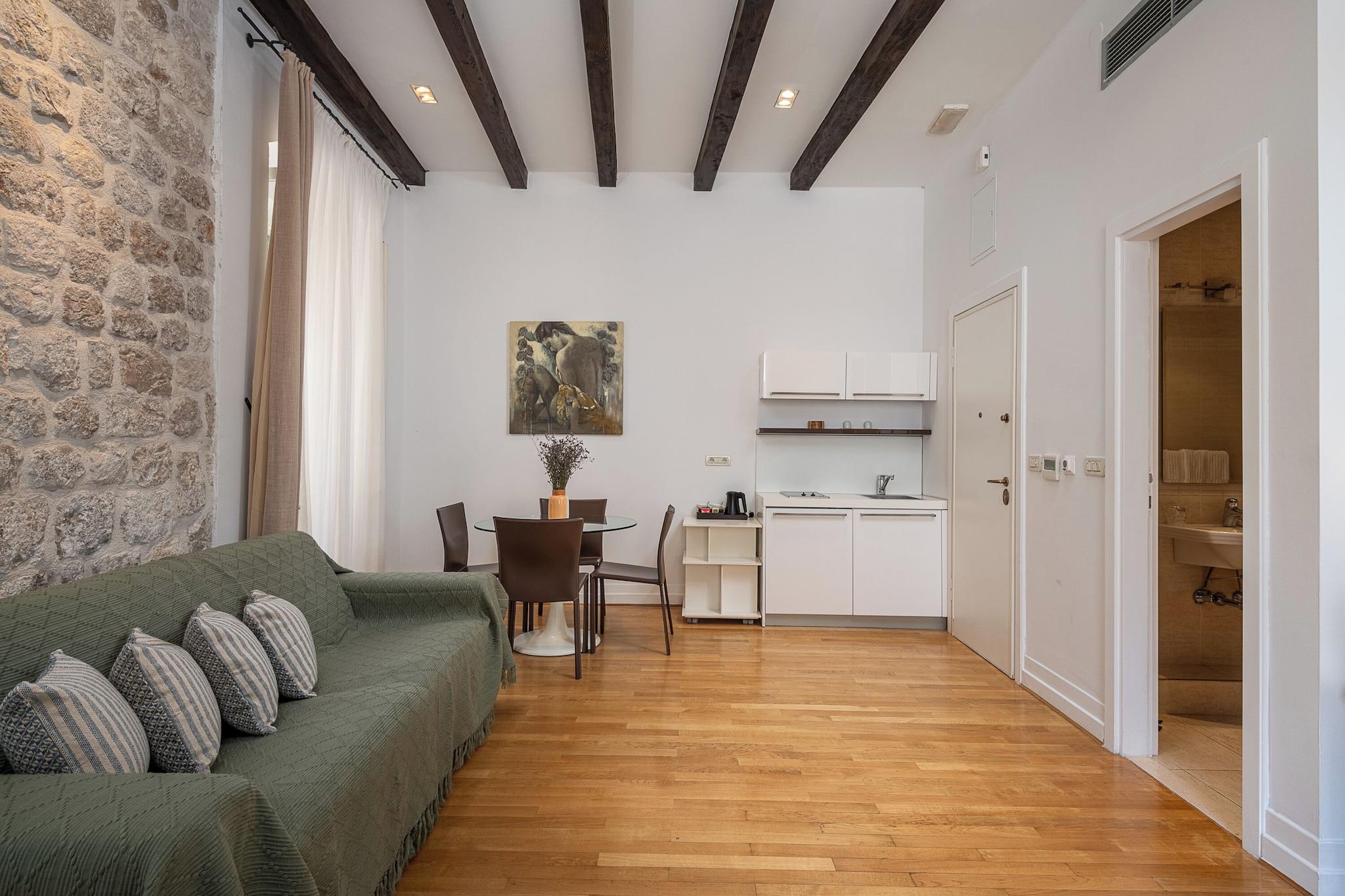 Studio Deluxe Queen Bed