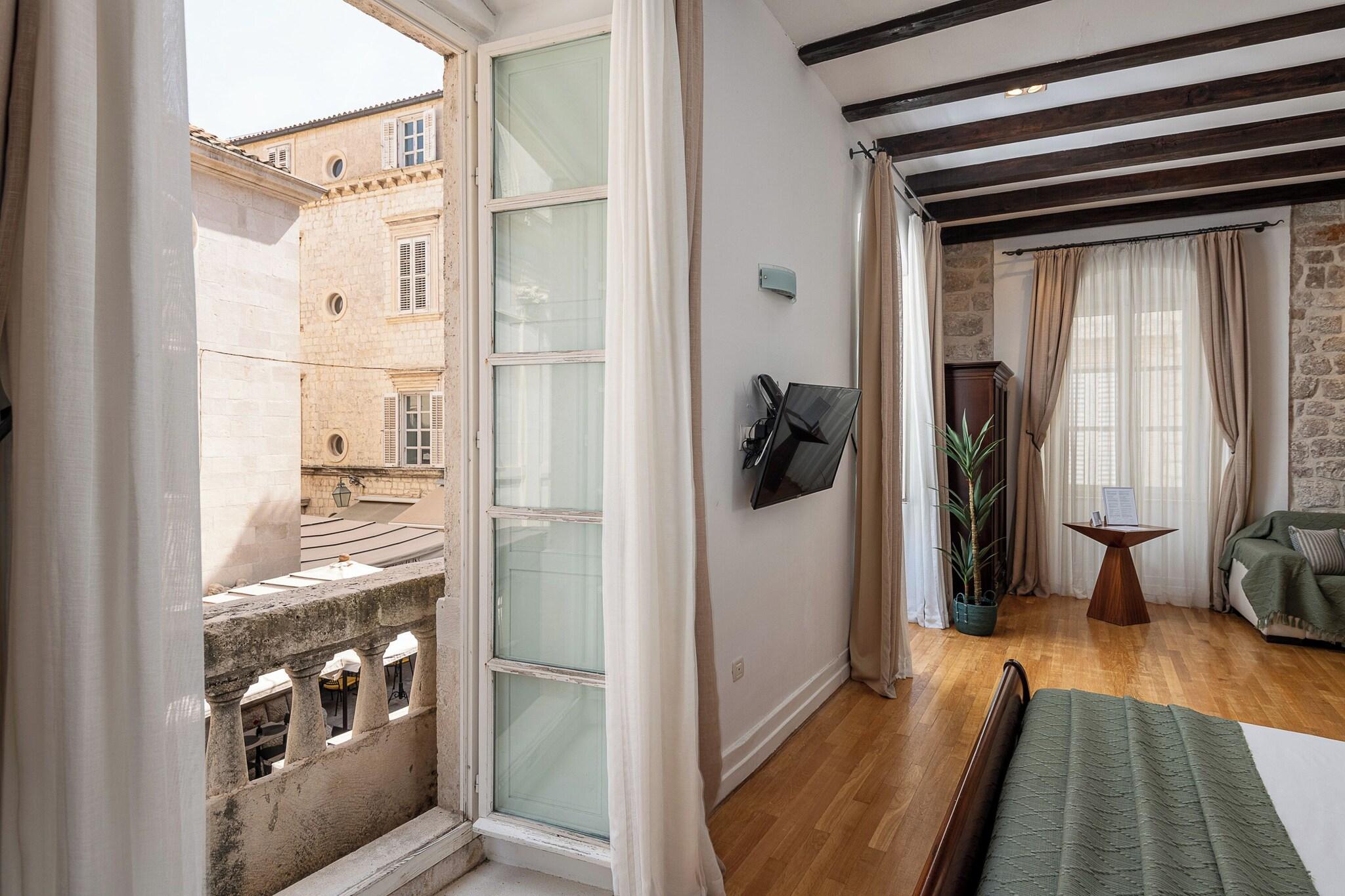 Studio Deluxe Queen Bed