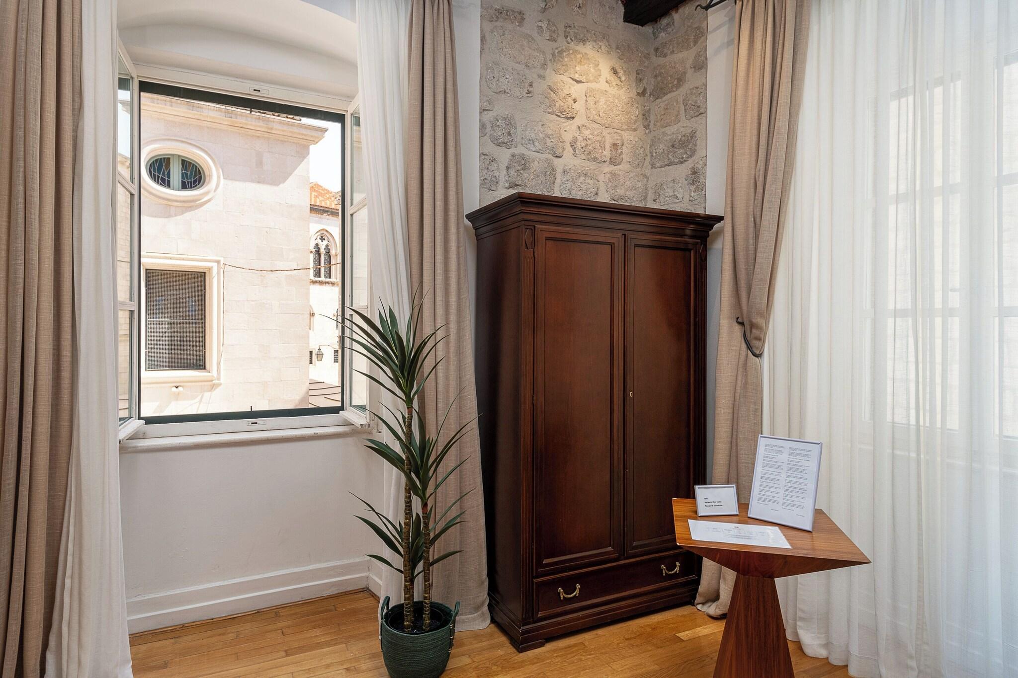 Studio Deluxe Queen Bed