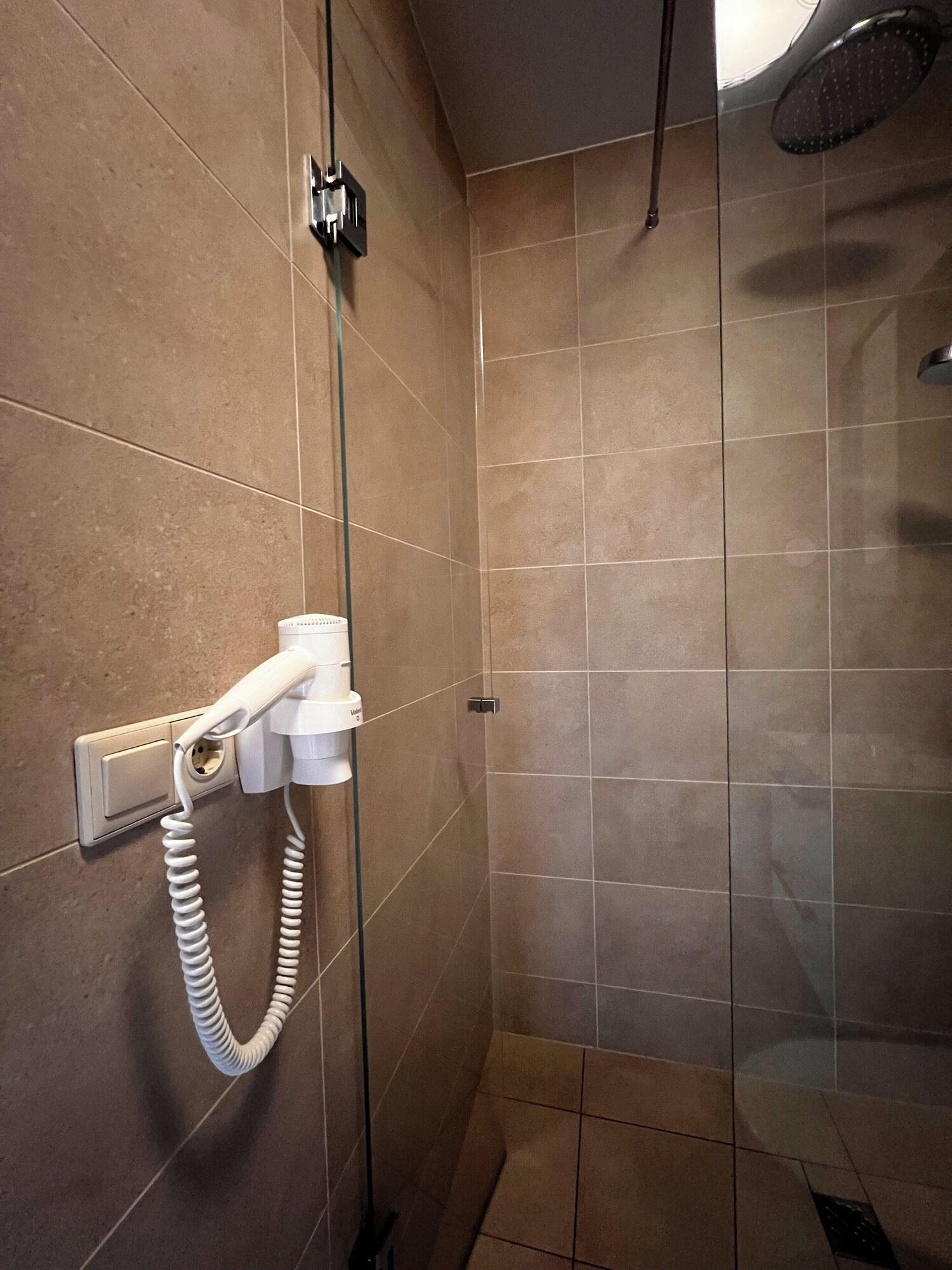 Double or Twin with Double Bed